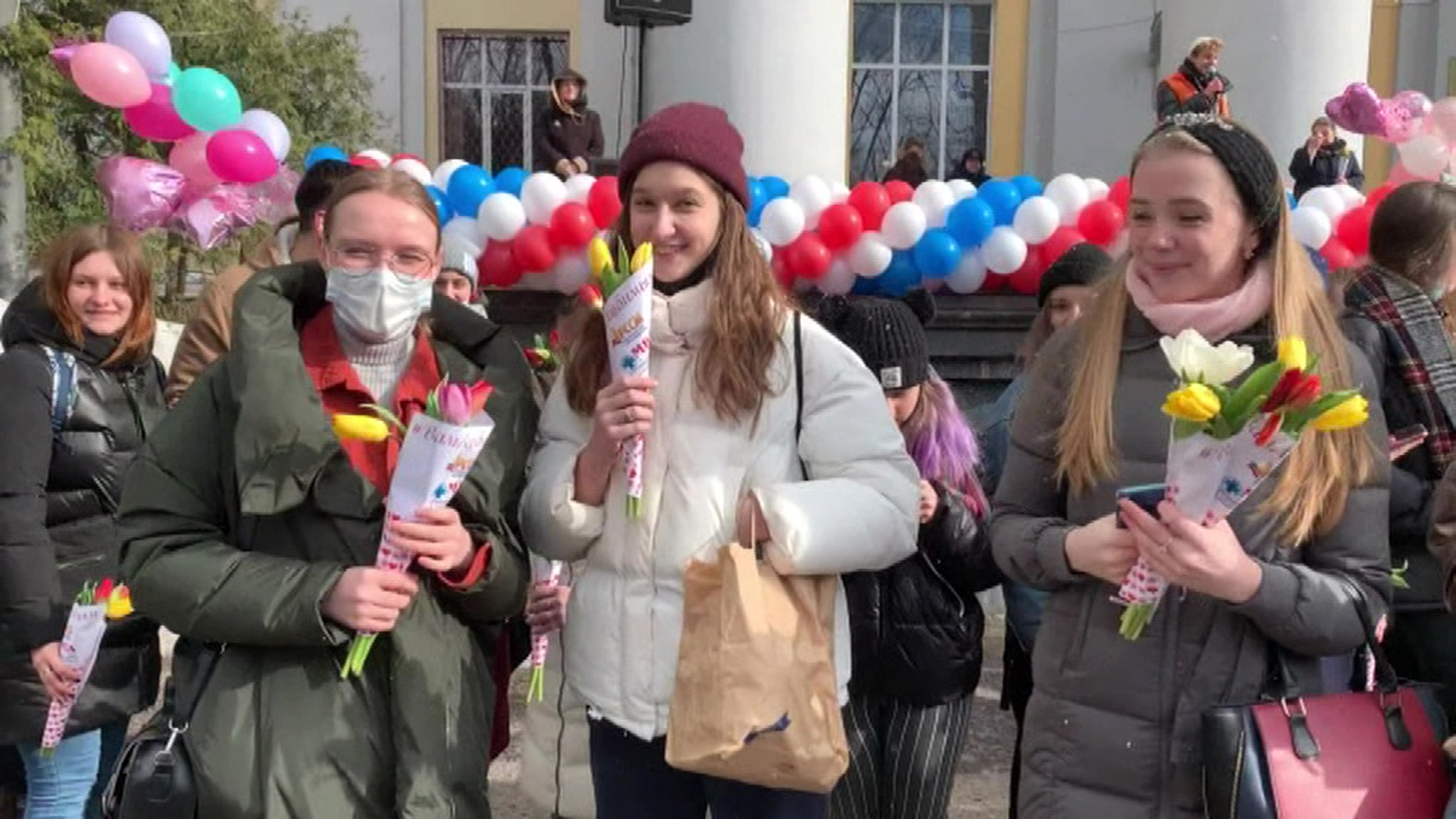 Акция "Вам, любимые" началась с поздравления врачей