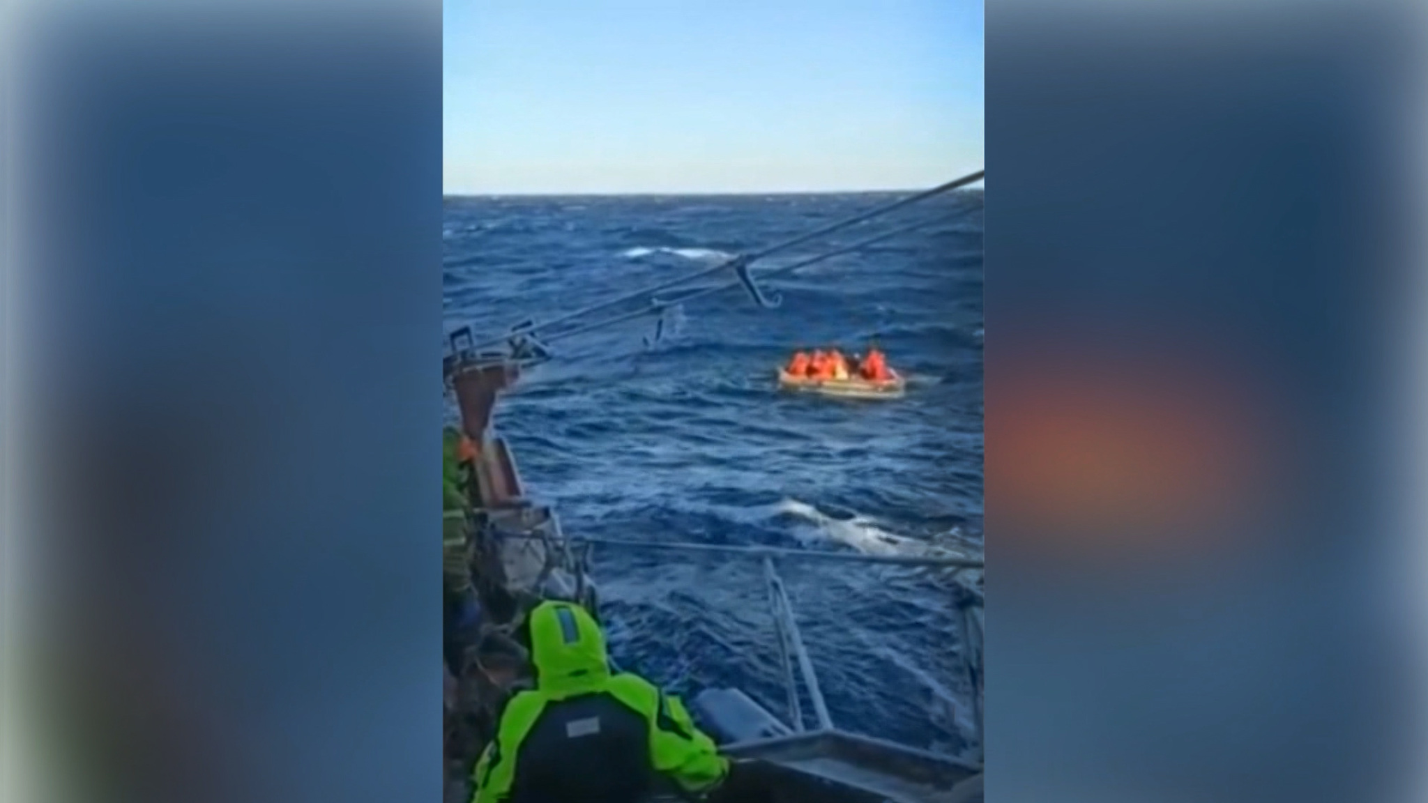 Экипаж загоревшегося в Японском море "Витима" доставили во Владивосток