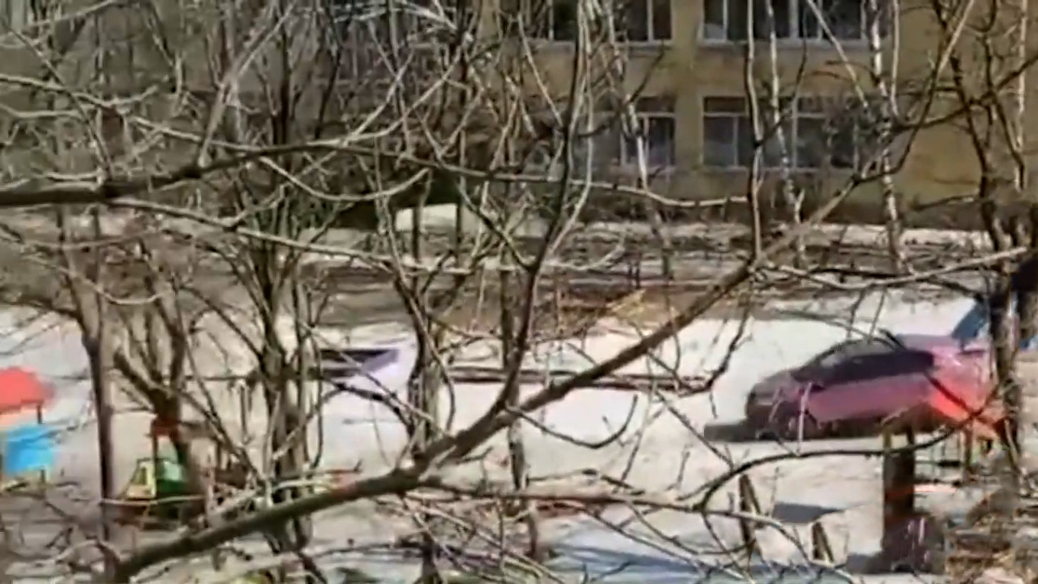 Водитель устроил гонку по территории детского сада во Владивостоке
