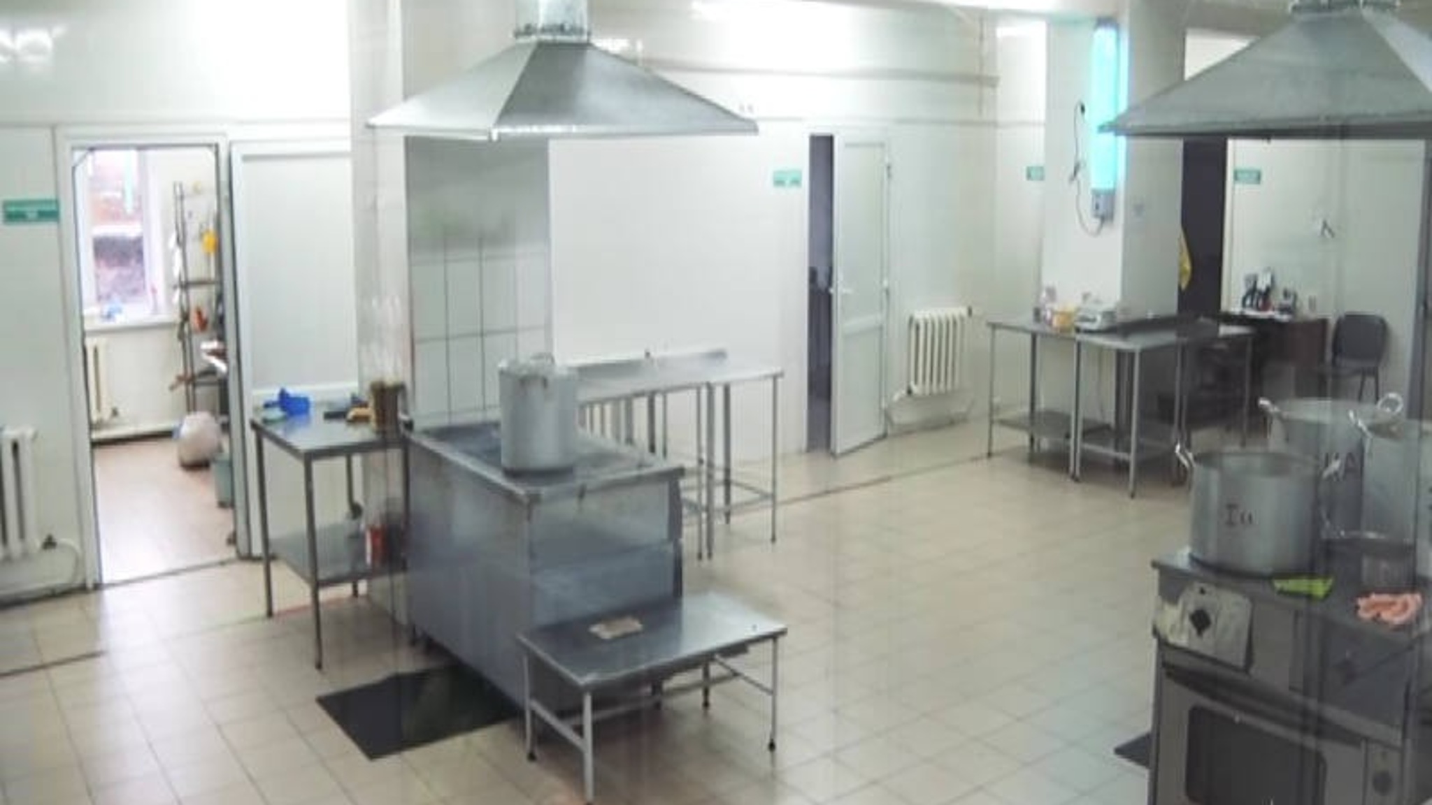 В Барнауле более 140 учеников школы обратились к медикам с симптомами отравления