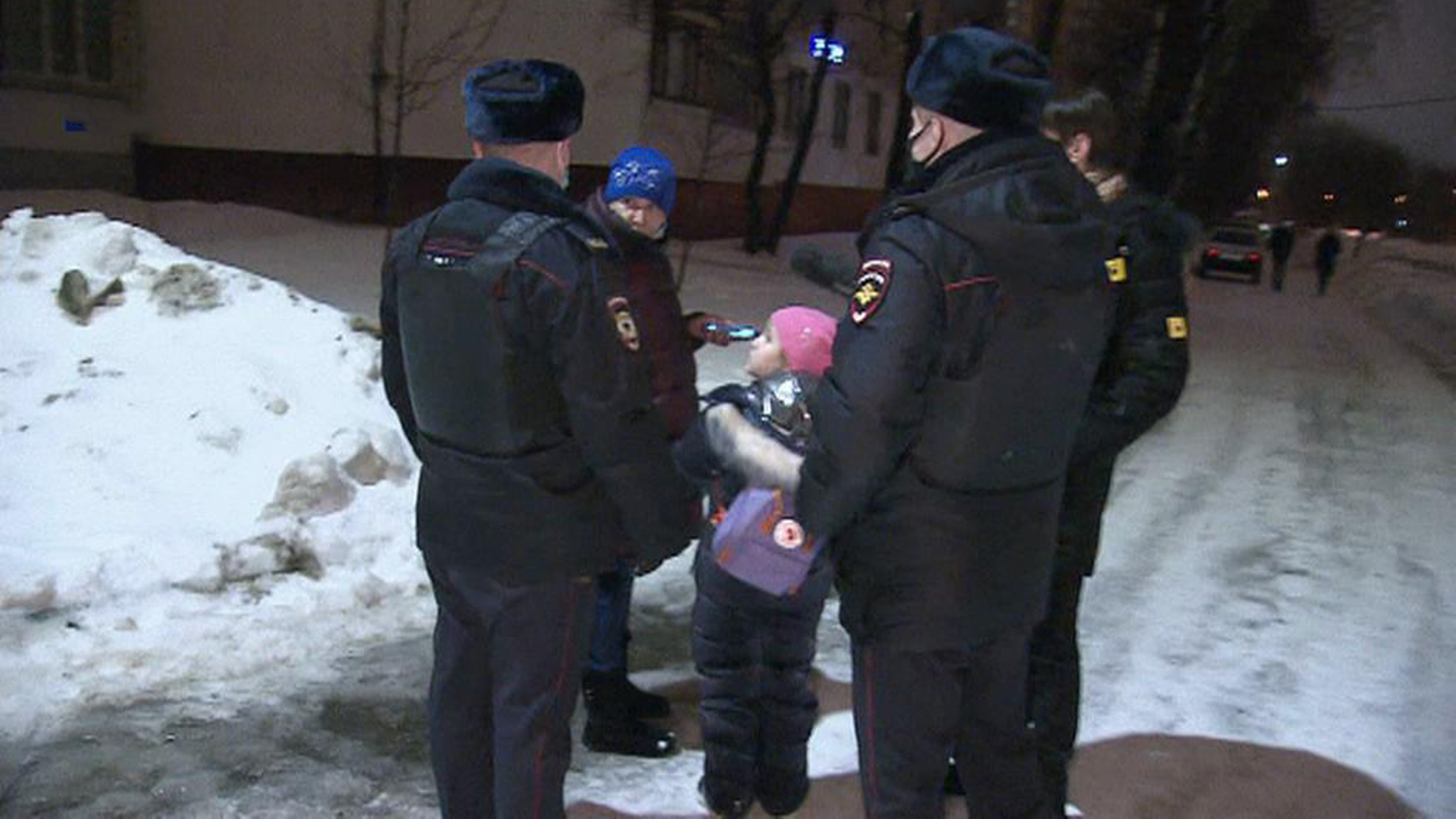 Лоси и подожженные квартиры: с чем сталкиваются столичные полицейские во время ночных дежурств