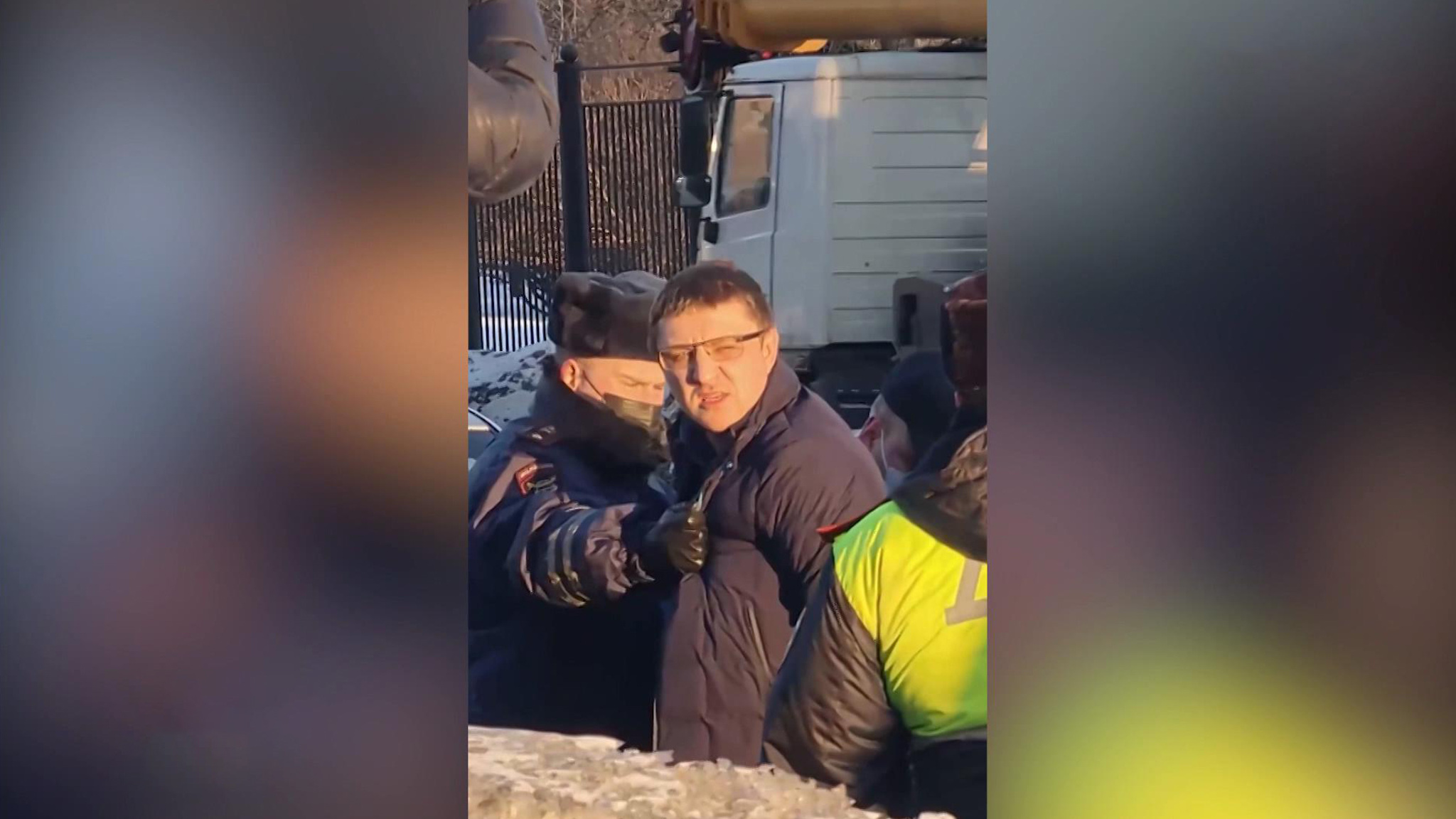 Две тысячи штрафов: злостного неплательщиика пришлось брать штурмом