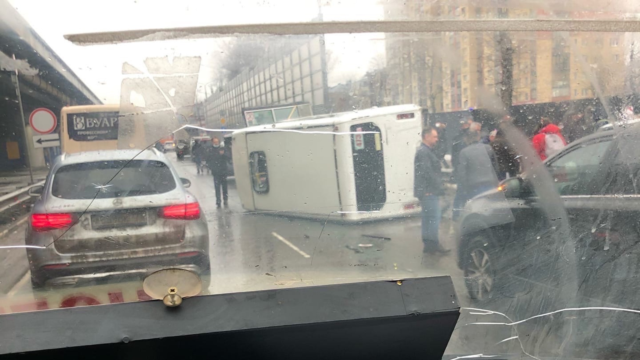 В Подмосковье маршрутка опрокинулась в результате ДТП