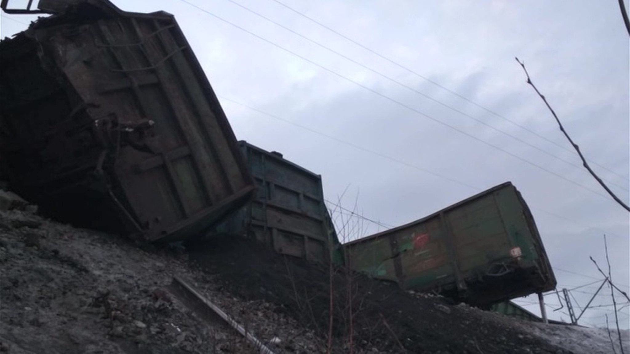 В Челябинской области сошли с рельсов почти два десятка вагонов с углем