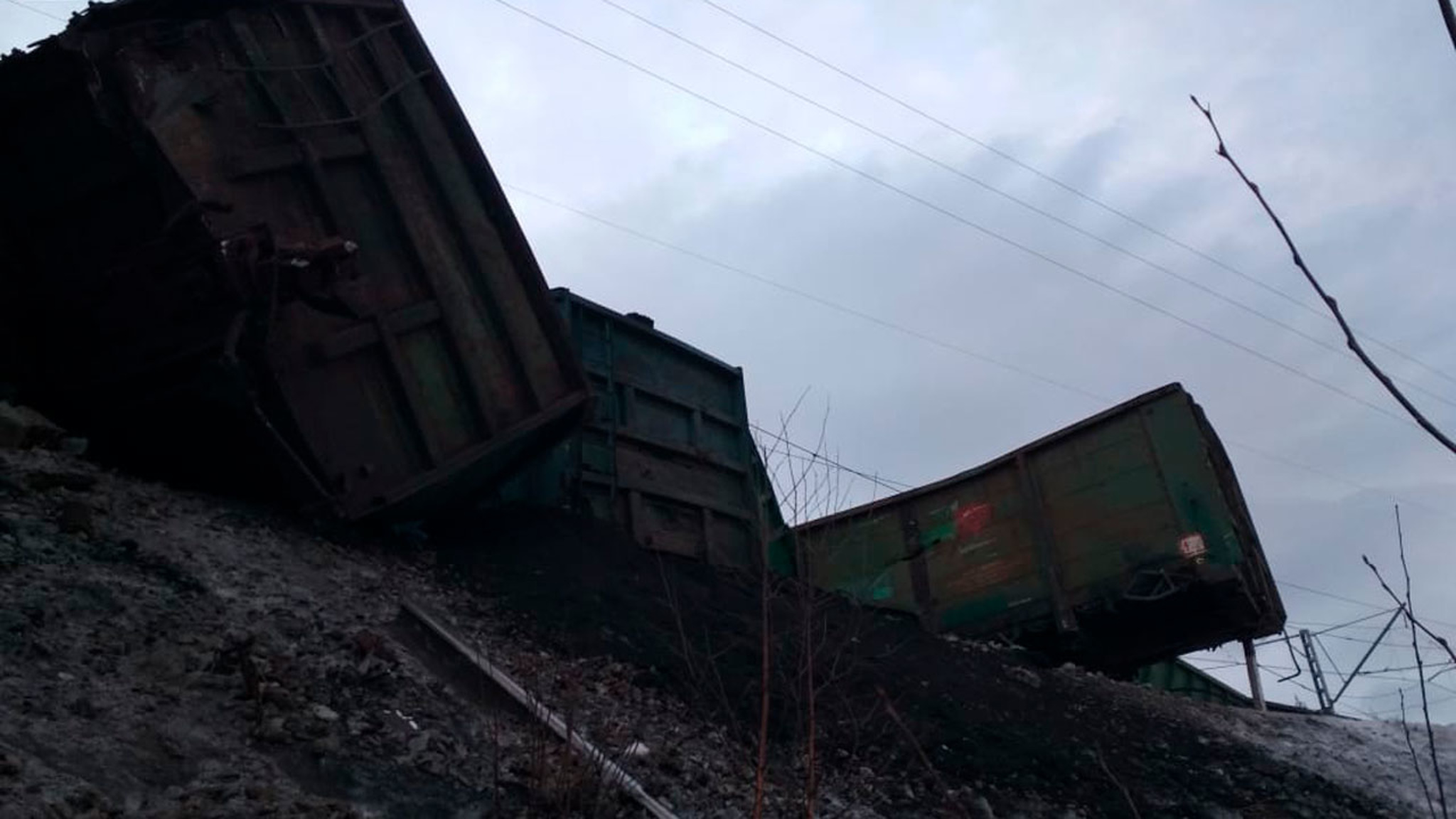 В Челябинской области завели уголовное дело после схода с рельсов 17 вагонов с углем