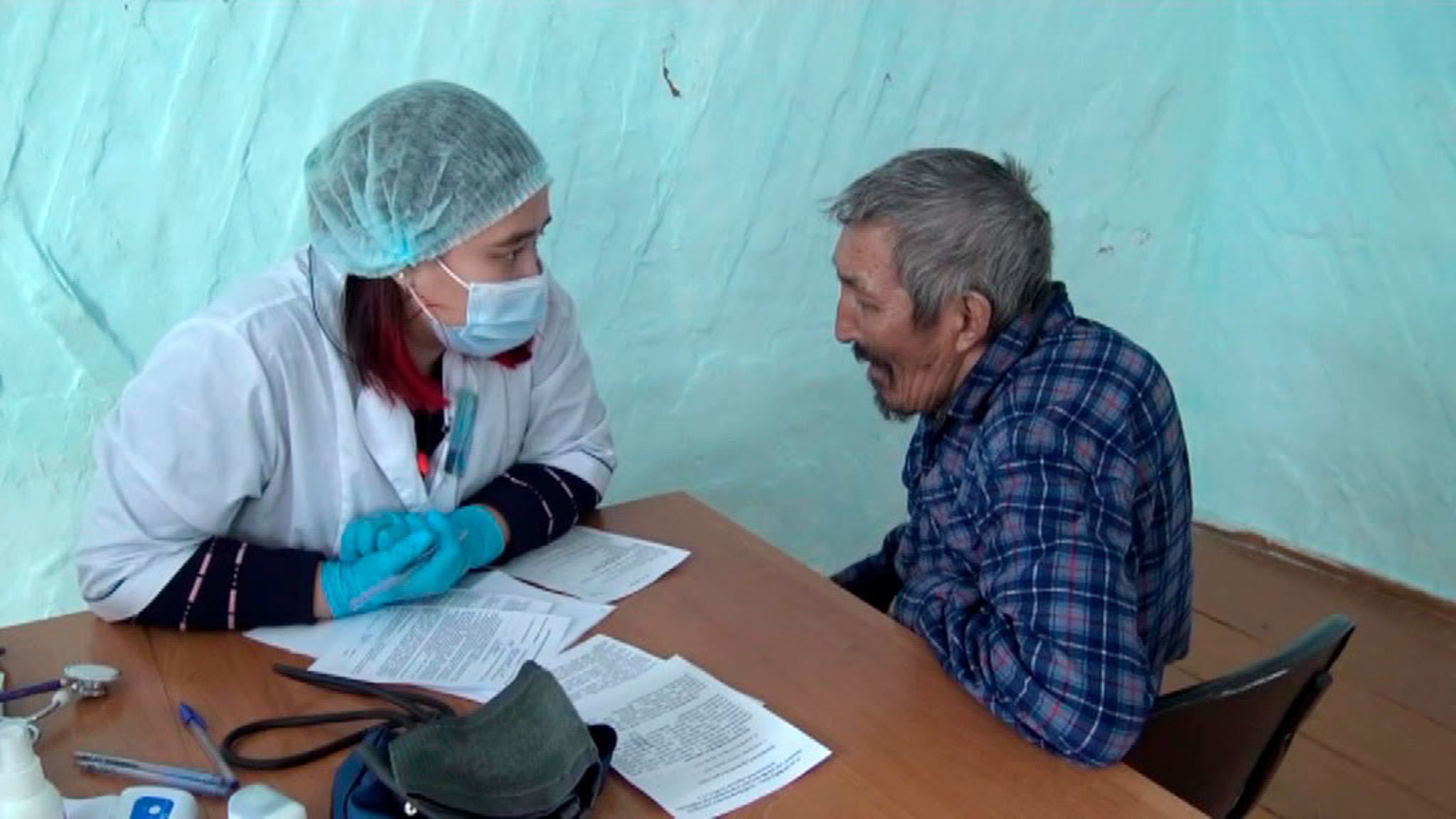 Медицинский авиадесант: в горные районы вакцину везут вертолетами