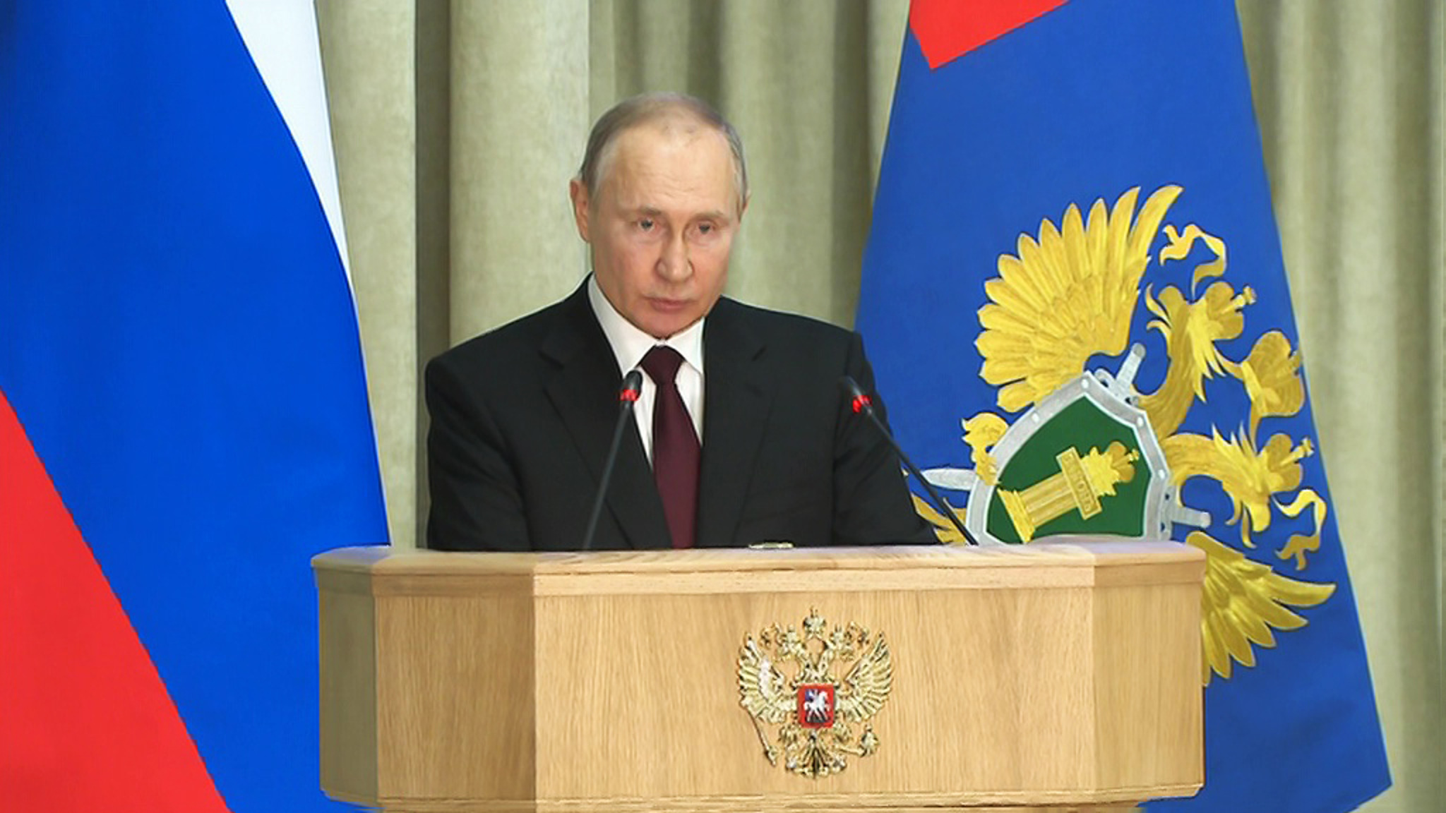 Путин назвал приоритетом охрану прав несовершеннолетних
