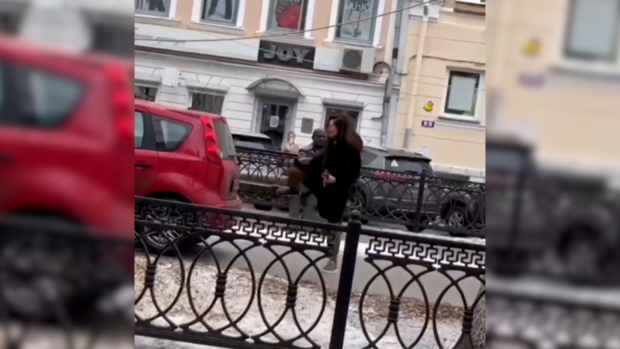В Твери неадекватная забралась на памятник Михаилу Кругу. Проводится проверка