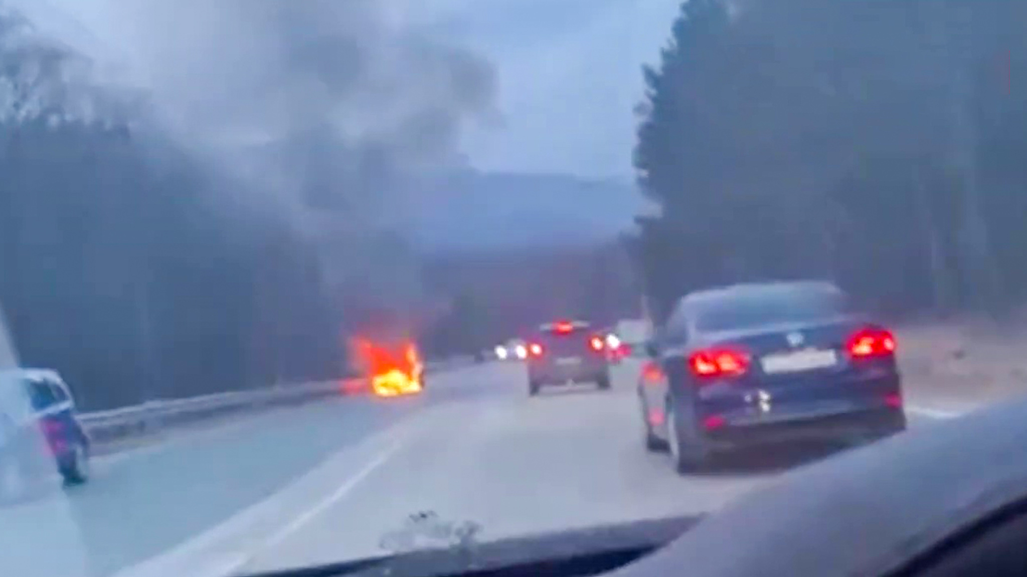На Ангарском перевале в Крыму полностью сгорел внедорожник