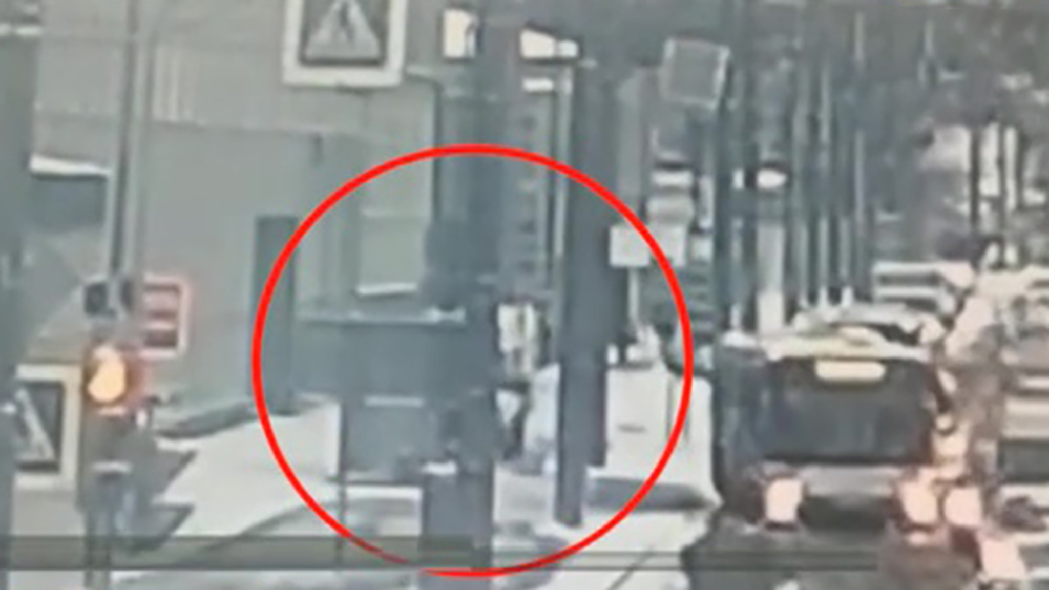 В Петербурге грузовик снес две остановки общественного транспорта