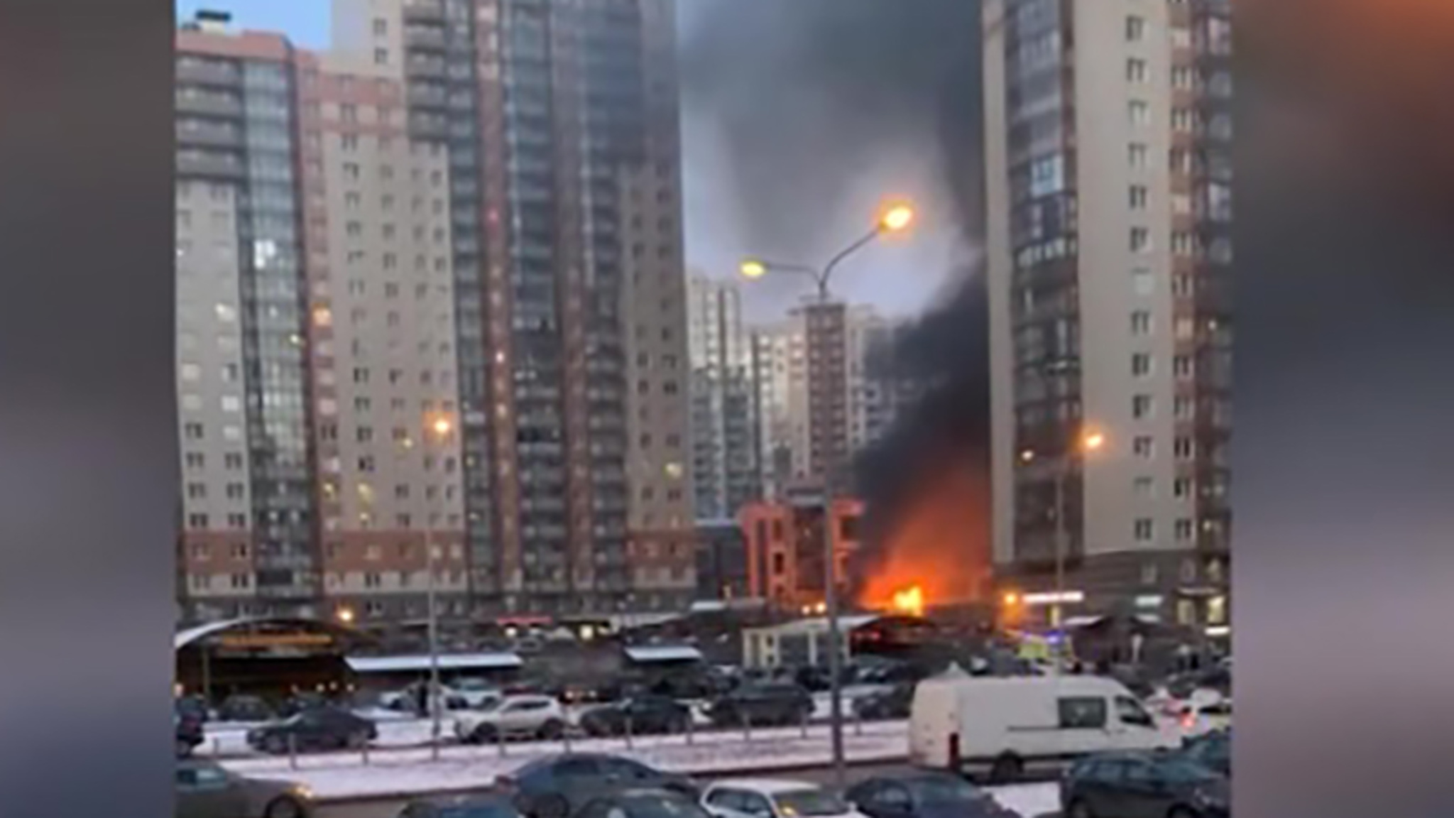 В Петербурге на территории стройки сгорели шесть бытовок