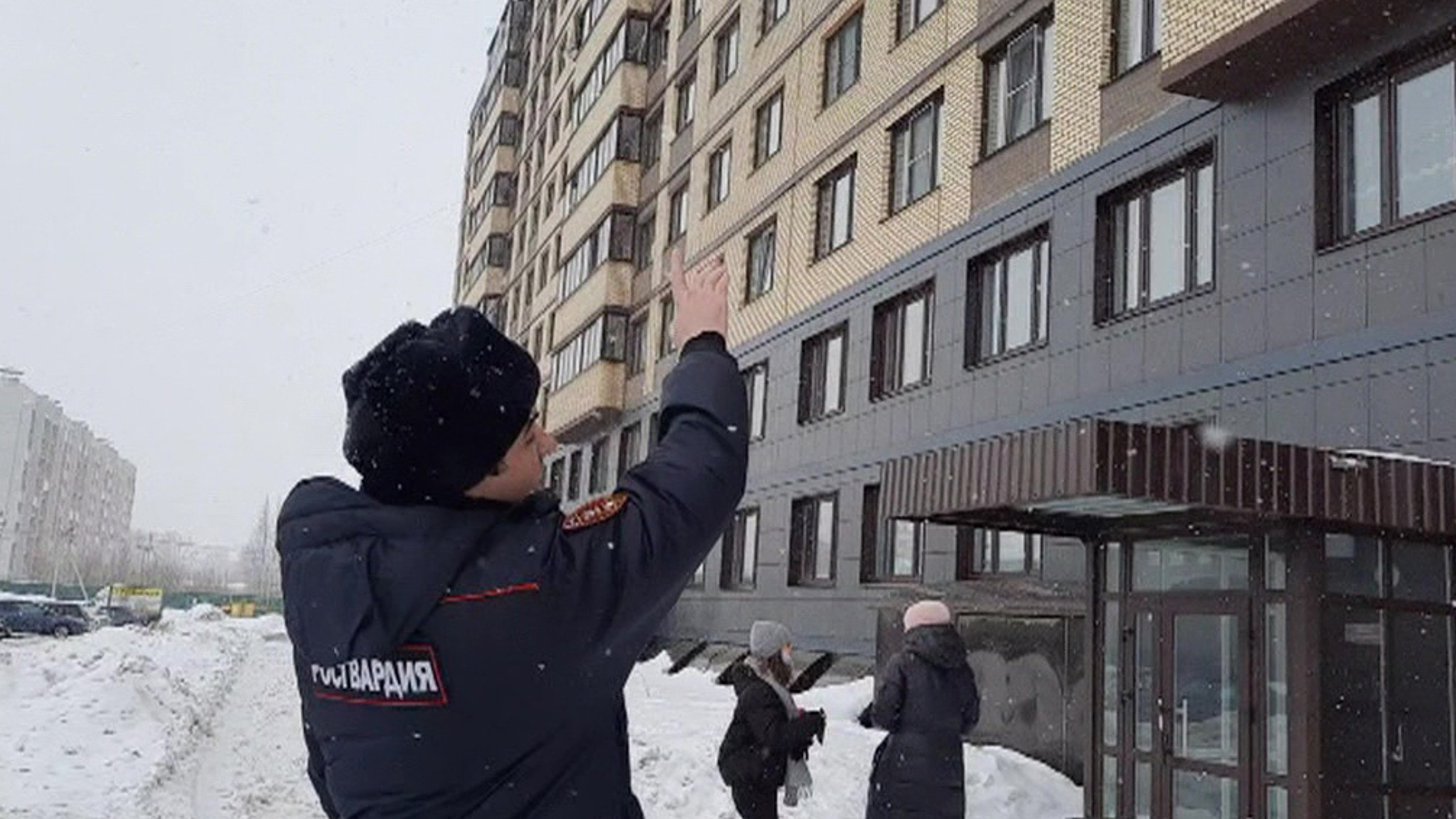Сотрудник Росгвардии в Вологде спас из огня семью