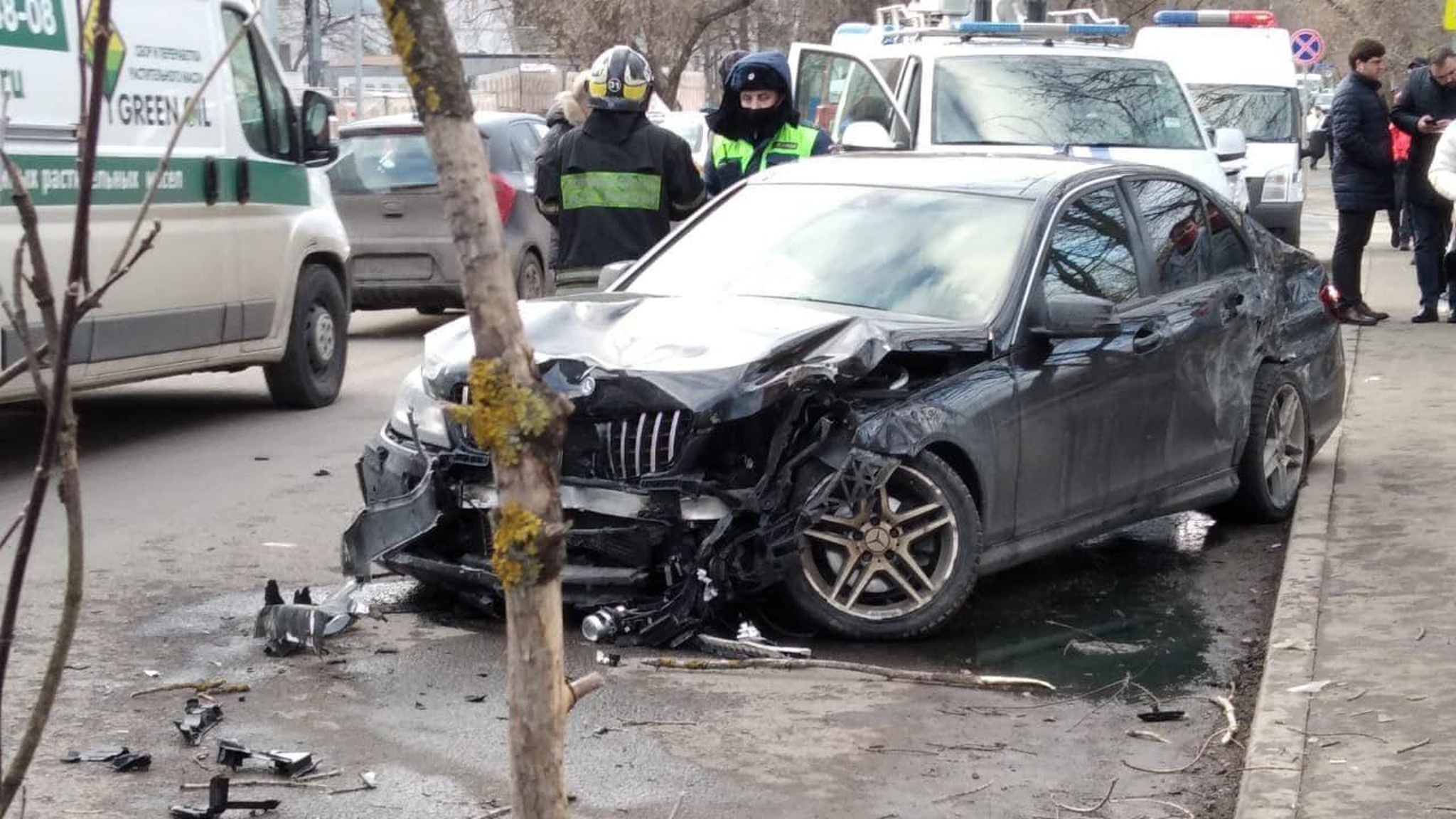 В Москве полиция задержала сбившего двух пешеходов водителя Mercedes