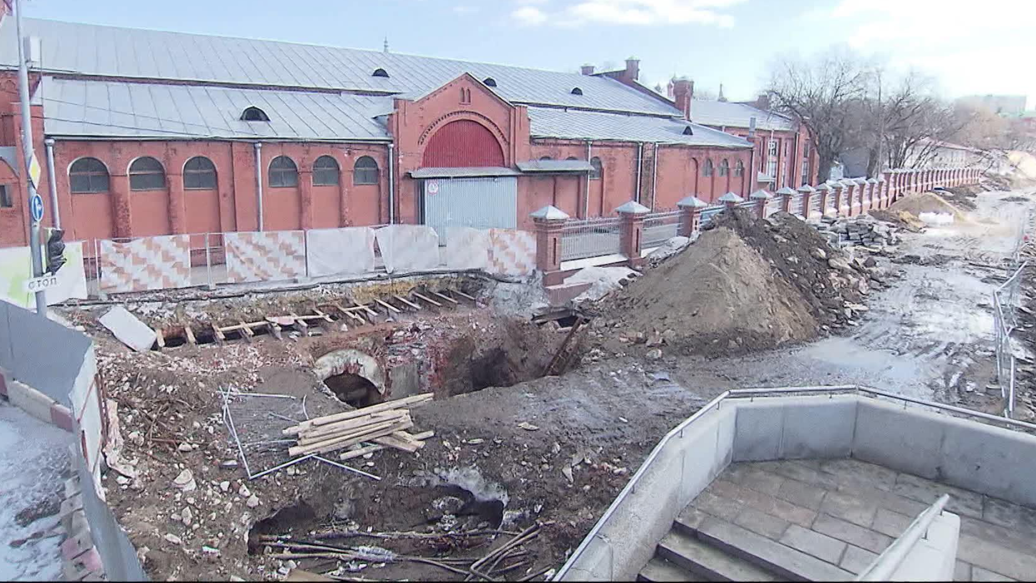Во время благоустройства Крутицкой набережной обнаружили старинные своды