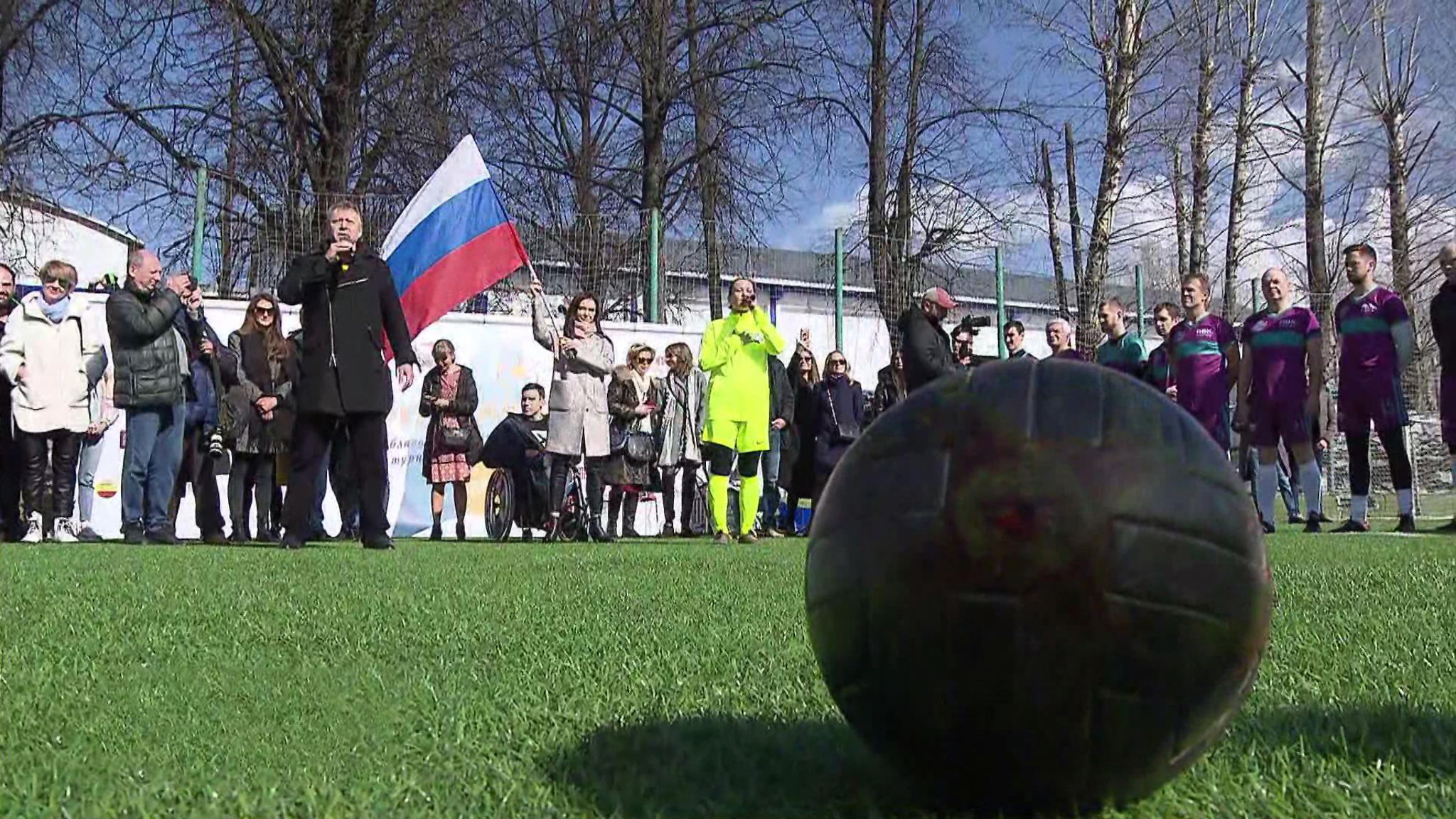 "Пофутболим": артисты и ветераны спорта подарили надежду детям