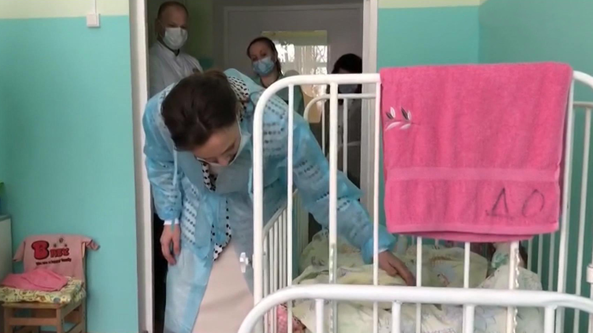 Раздражала и мешала жить: мать отдала дочь на воспитание кошкам
