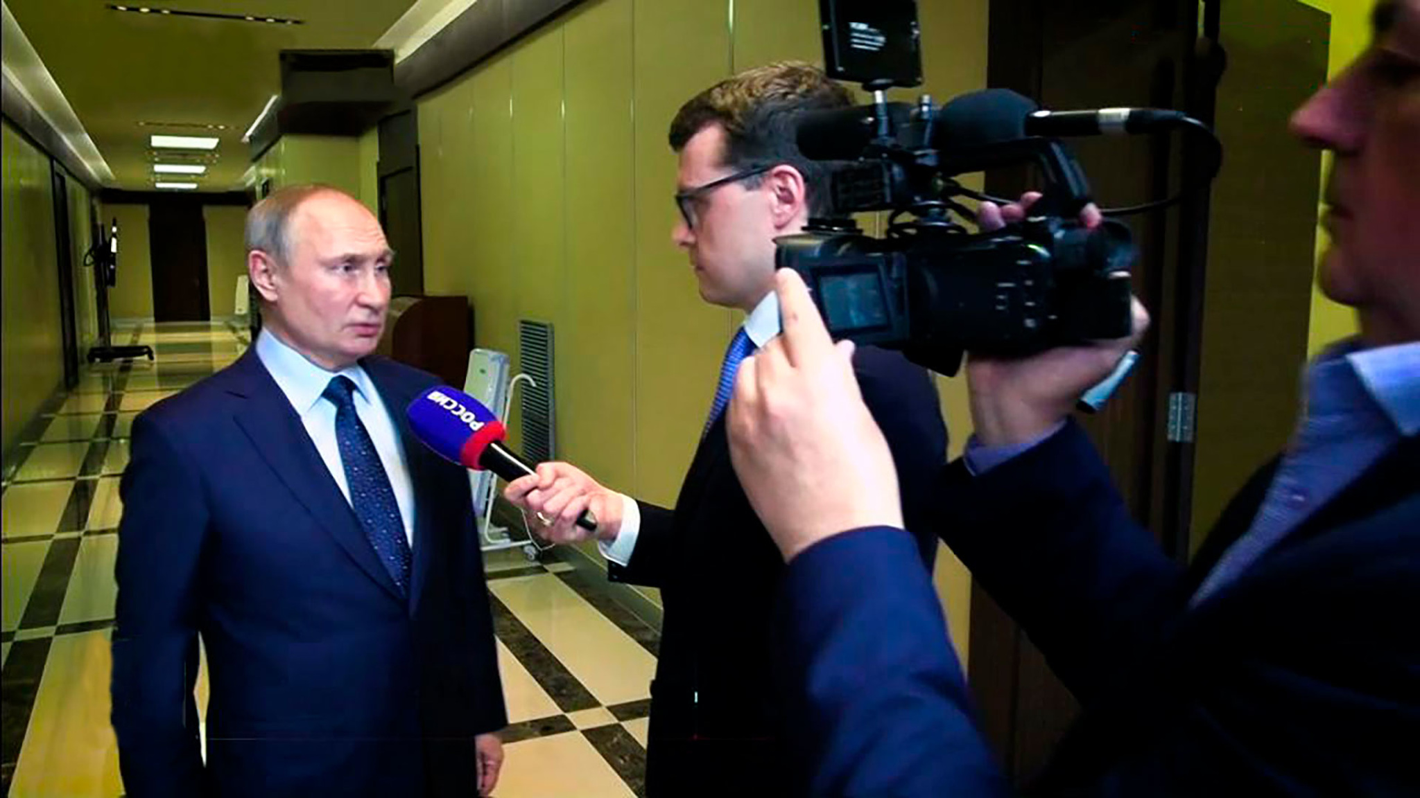 От российских вакцин нет серьезных побочных эффектов, напомнил Путин