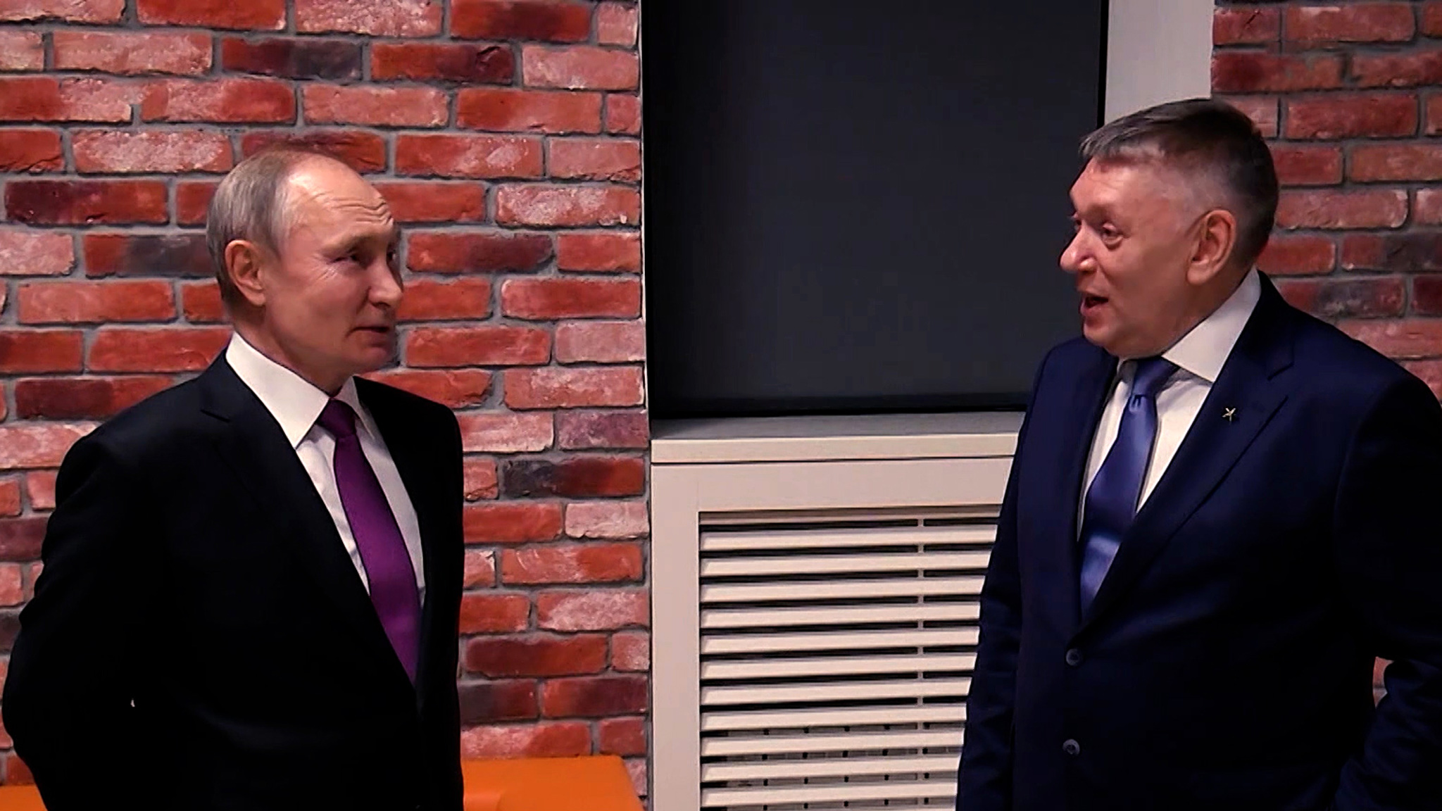 Президенту подарили хрустальный билет