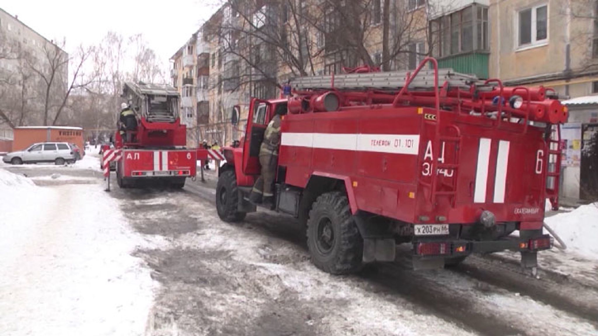 В Екатеринбурге тушат кровлю многоквартирного жилого дома