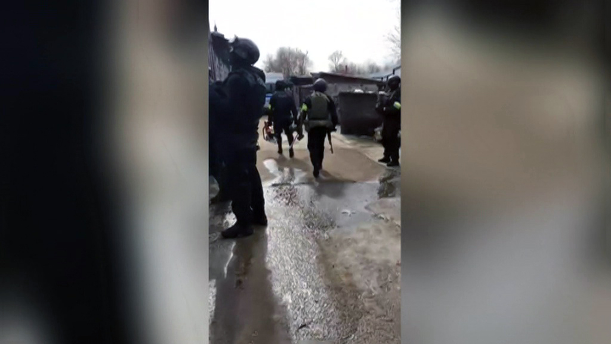 В Мытищах мужчина открыл огонь по силовикам из своего дома