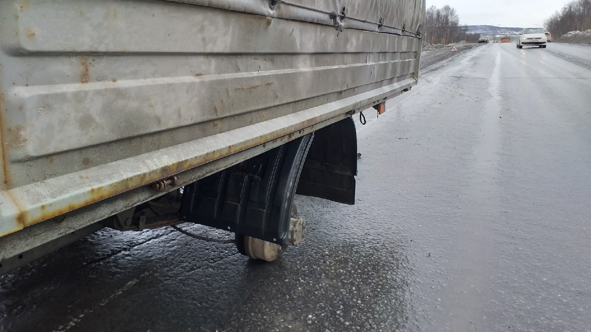 "ГАЗель" уехала – колеса остались. Под Мурманском автомобиль устроил ДТП