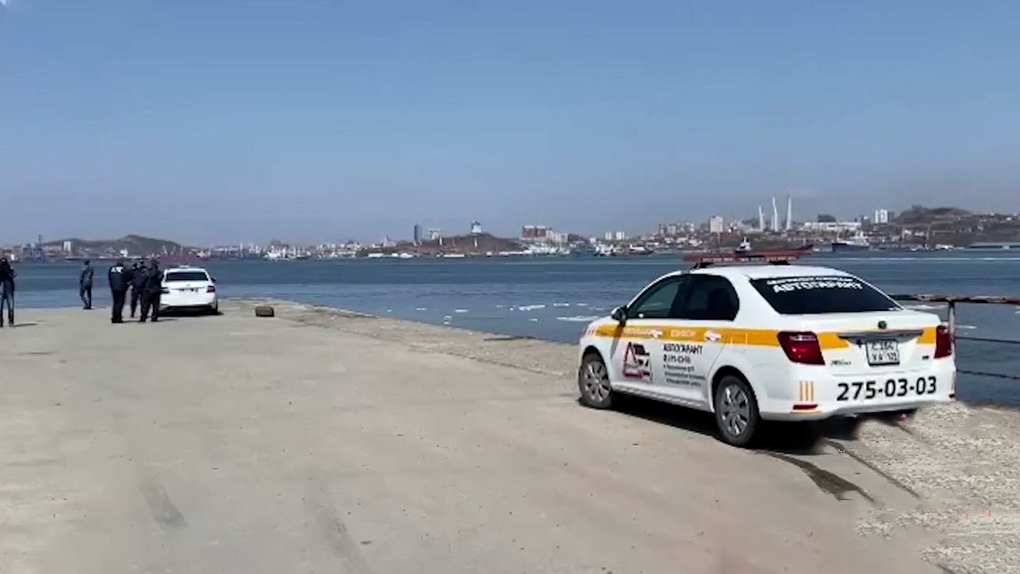 На Русском водитель иномарки, уходя от полицейских, улетел с пирса в море