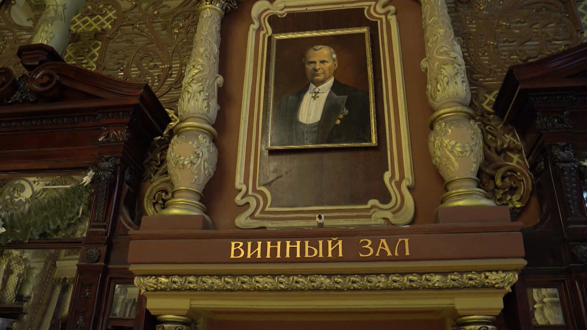 Страсти по "Елисеевскому": почему легендарный гастроном хотят закрыть