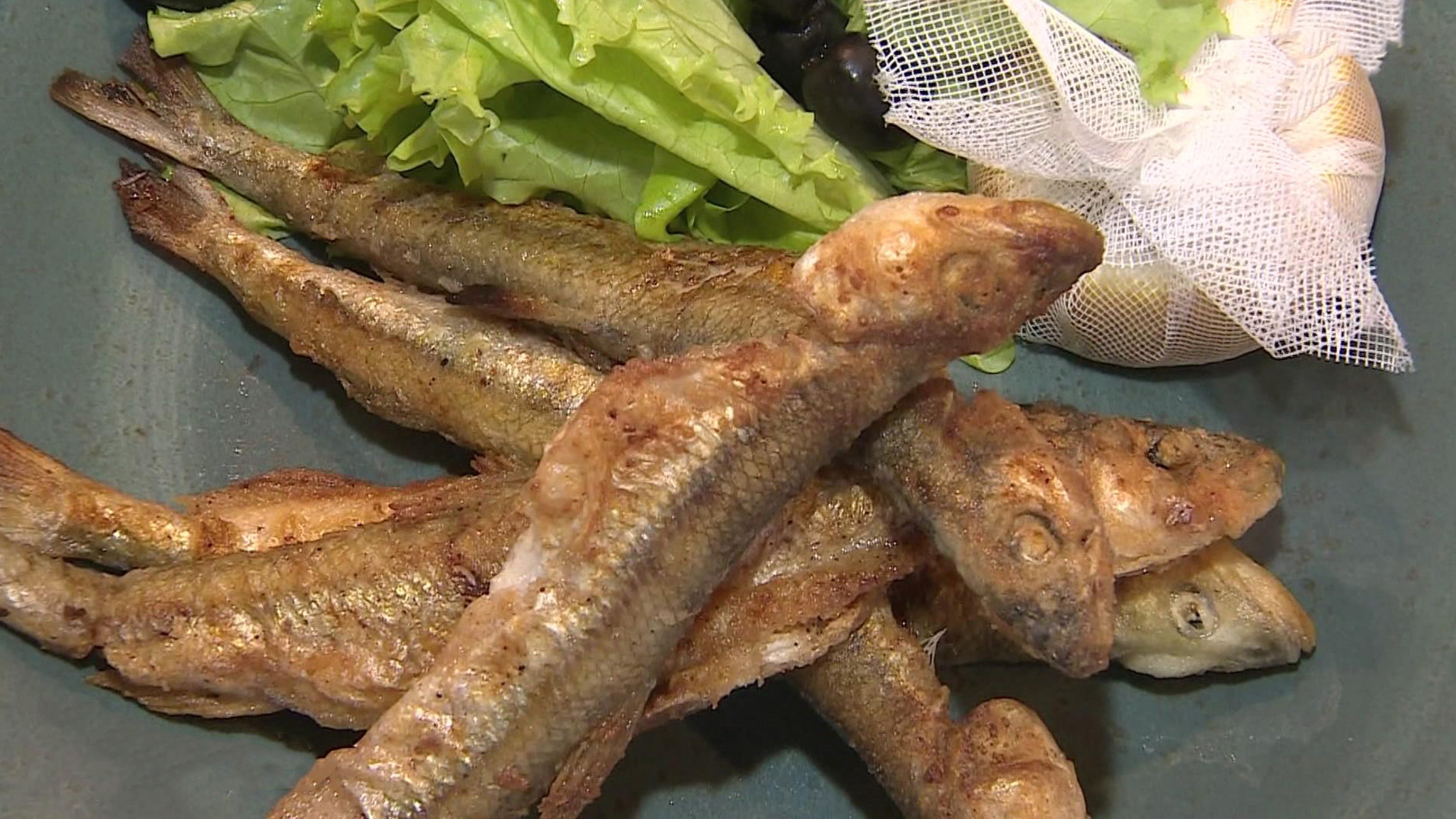 Непросто поймать, недешево купить: корюшка- главная рыба петербургской весны