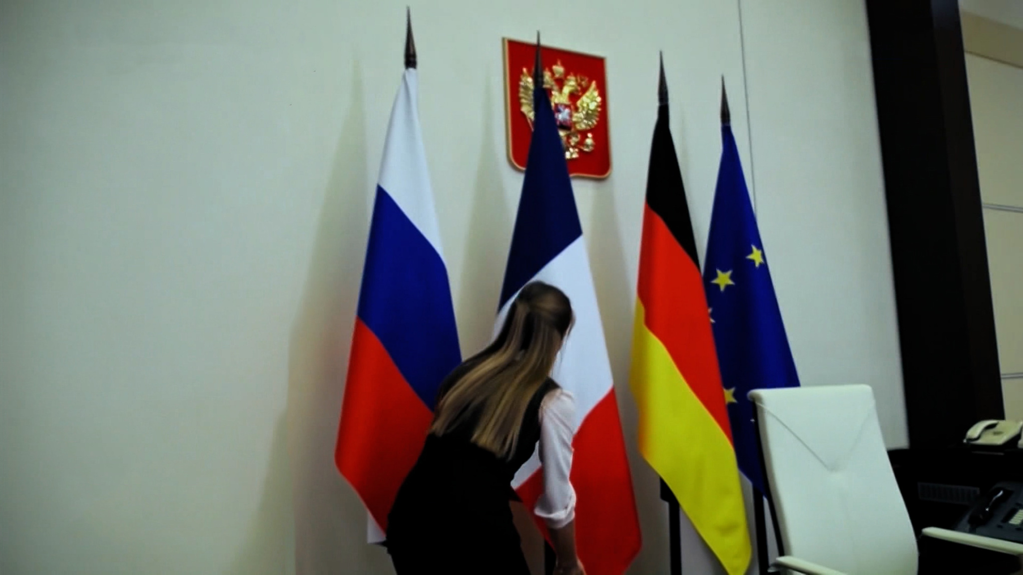 Как в резиденции Путина готовились к телемосту с Макроном и Меркель
