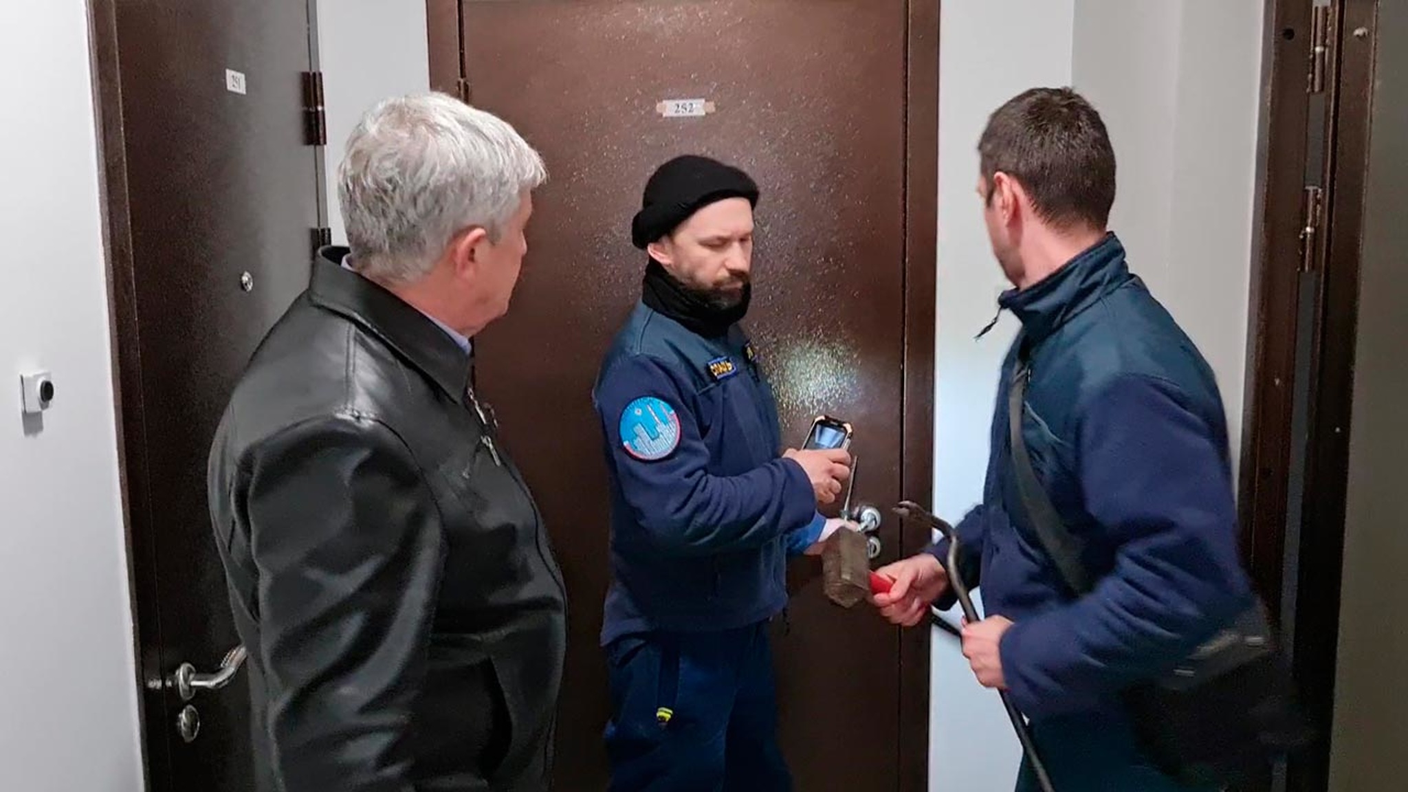 Спасатели вызволили 94-летнюю женщину из закрытой квартиры