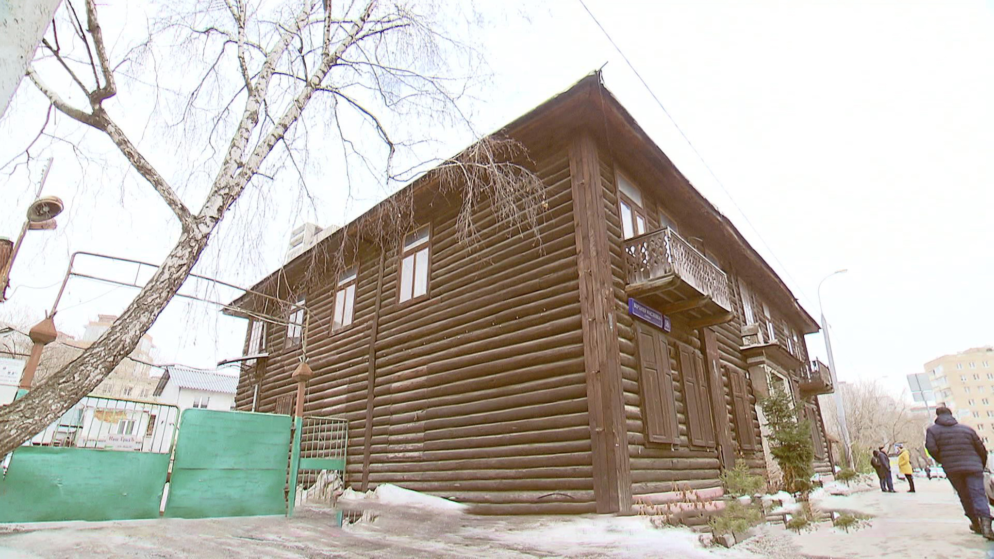 Столичные активисты просят спасти знаменитую избу на Масловке