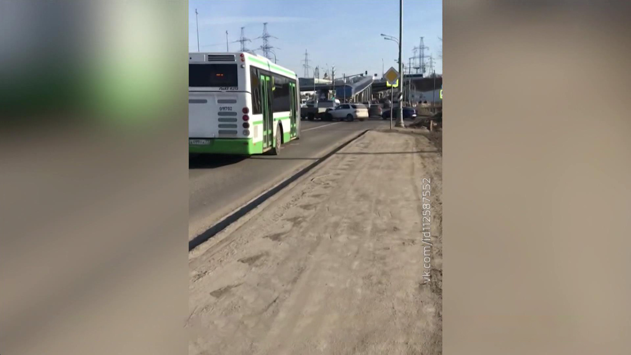 Массовая авария в Новой Москве: на трассе столкнулись 6 машин