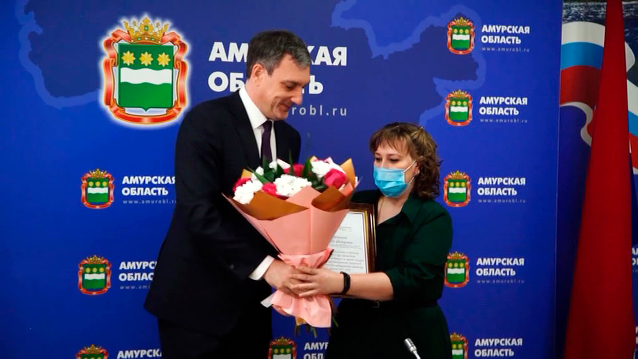 В Амурской области наградили врачей, которые провели операцию на сердце во время пожара