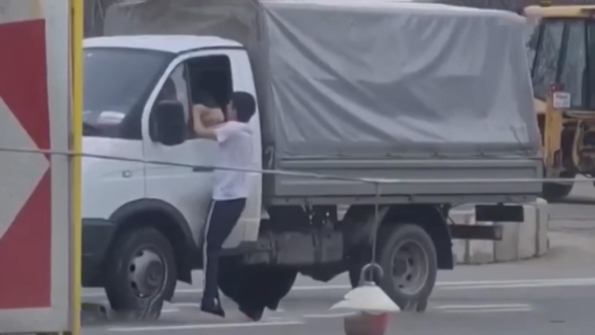 После ДТП обиженный водитель напал на противника с зубилом