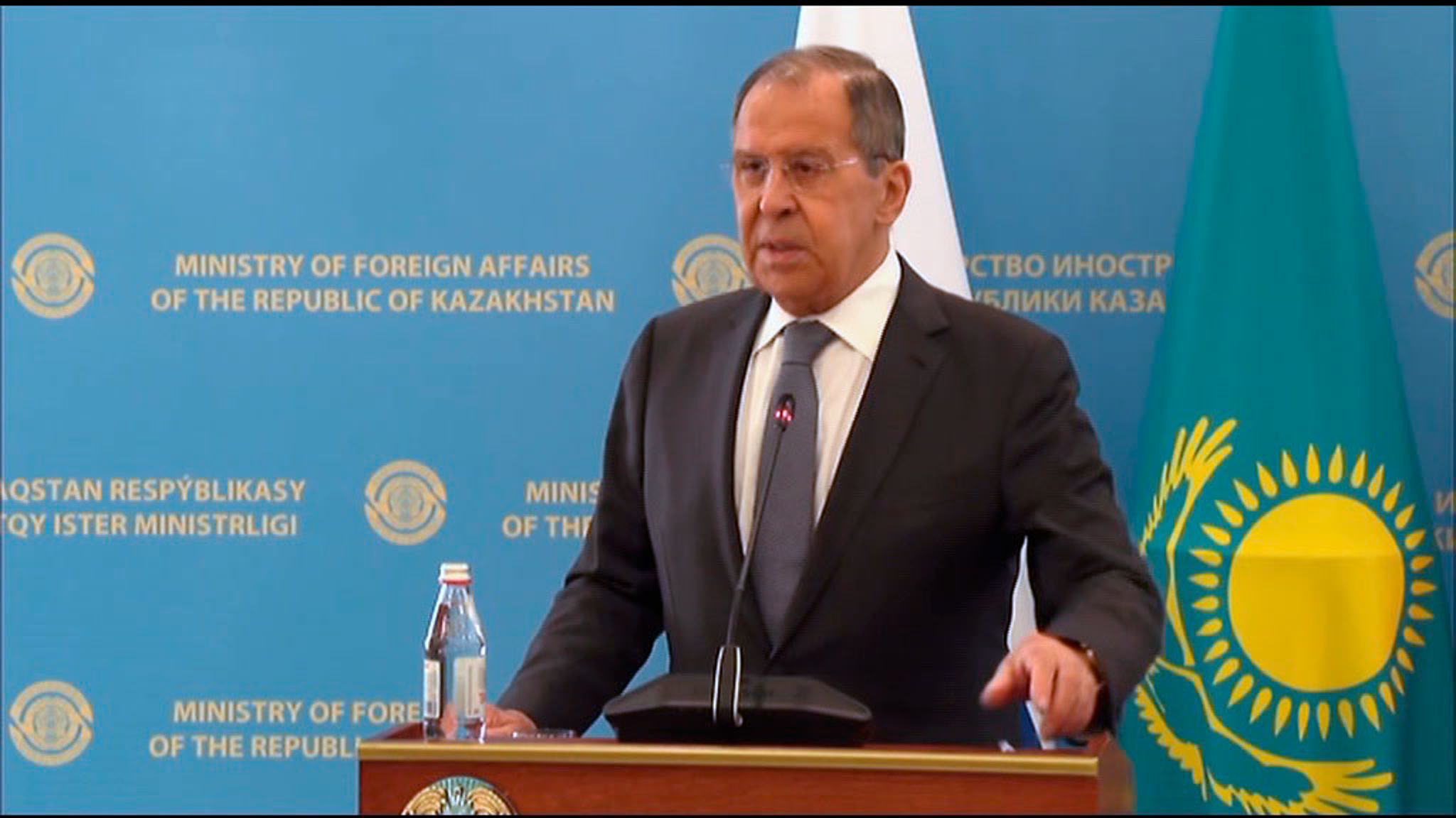 Лавров: Россия и Китай не ведут никаких "войн вакцин"