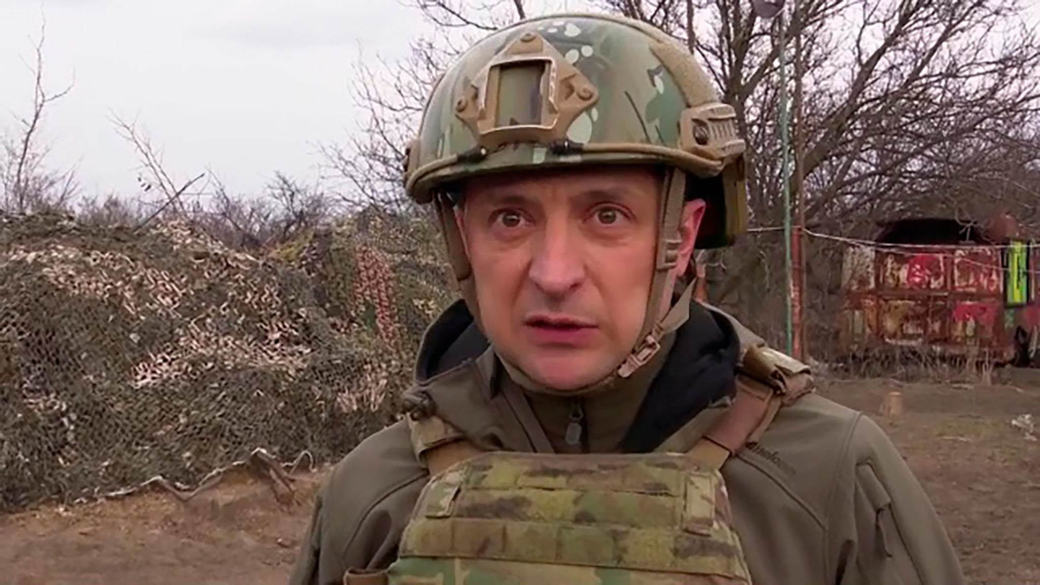 Обсуждает прекращение огня, но поддерживает военных: раздвоение Зеленского