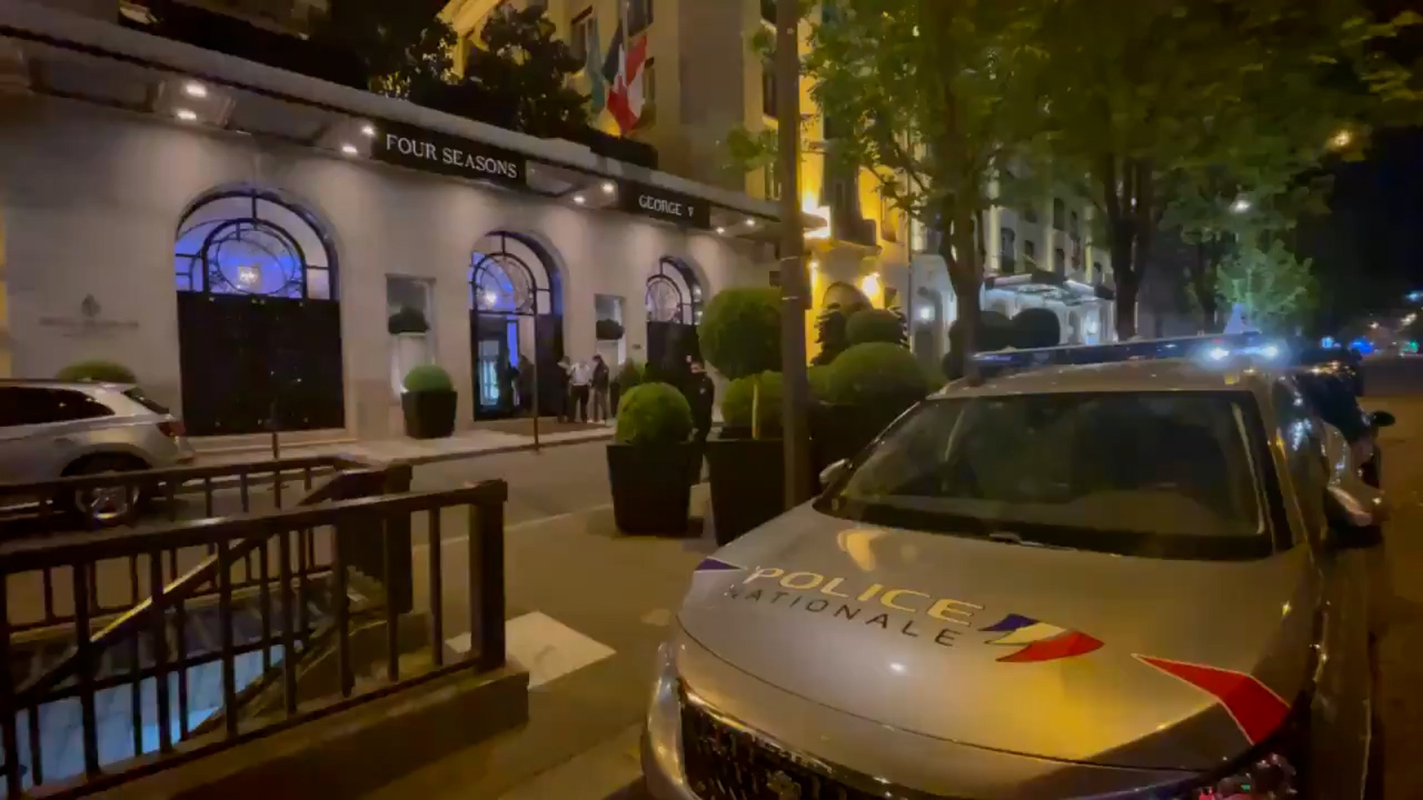В Париже сотрудники службы безопасности выстрелили в вооруженного ножом мужчину
