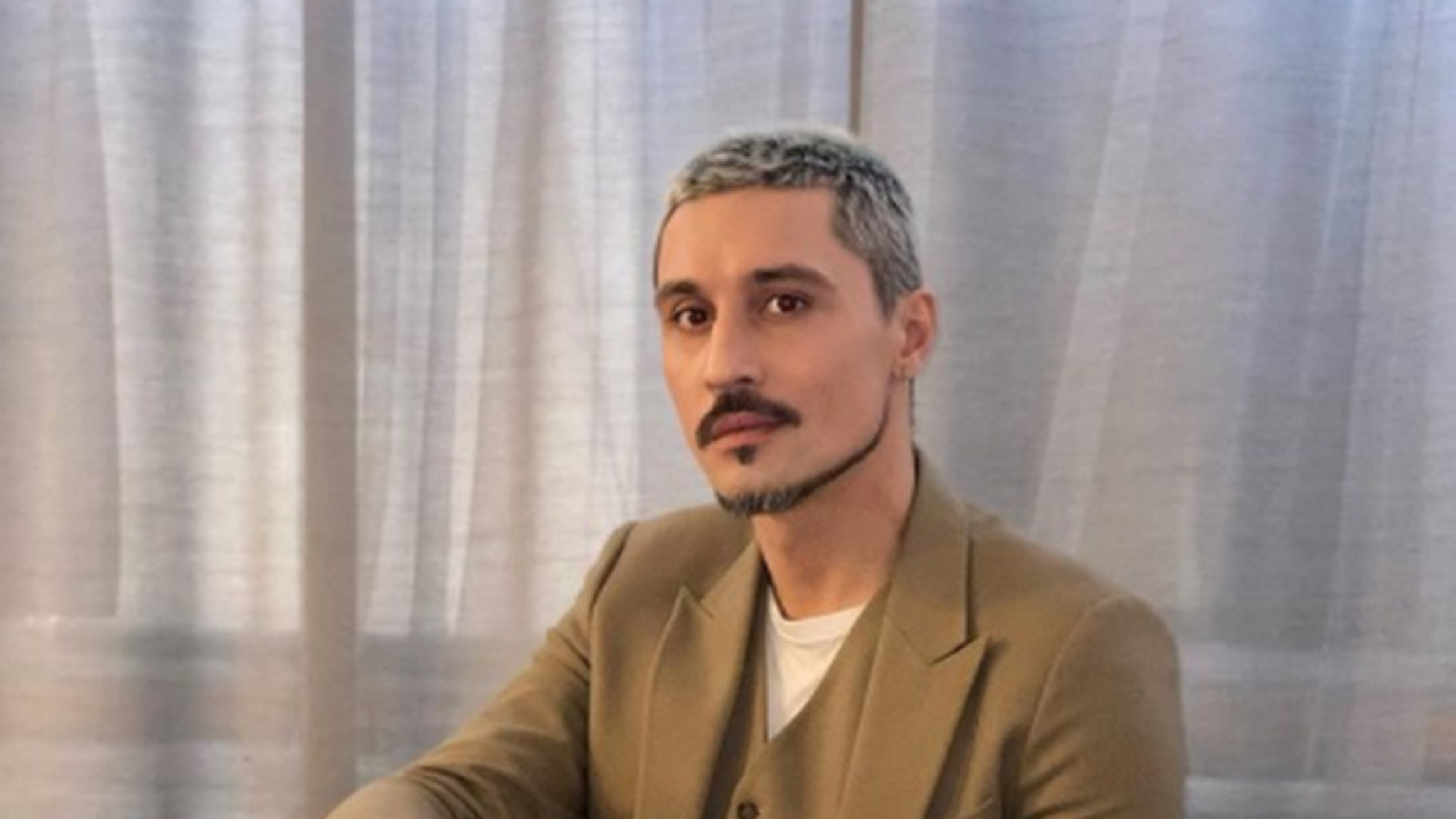 Дима Билан выпустил клип "Крылатые качели" в память о погибших детях Донбасса