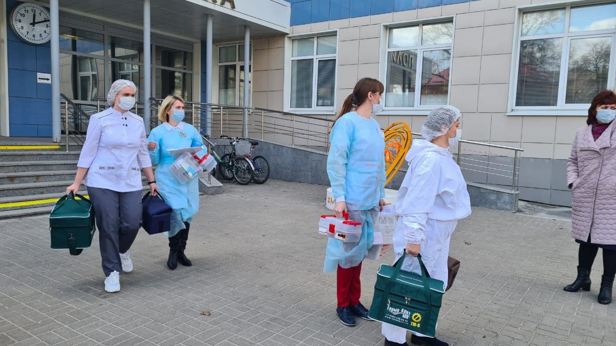 В Москве начали вакцинацию маломобильных горожан от COVID-19 на дому