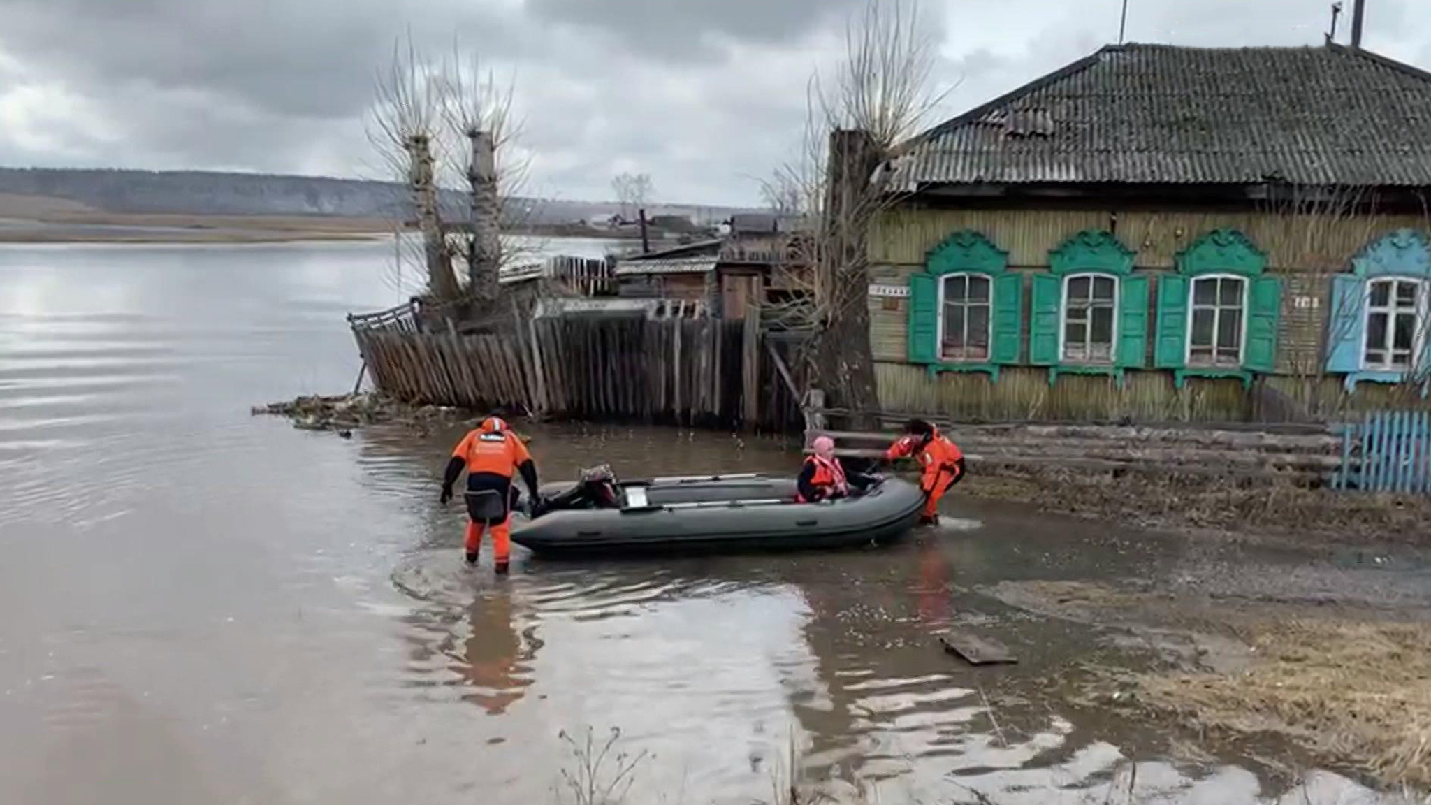 Талые воды превратили в остров поселок Залари в Иркутской области