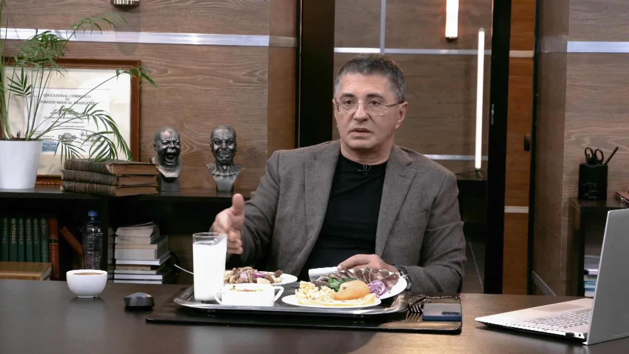 Шурпа, бешбармак, чак-чак: доктор Мясников дегустирует татарскую кухню