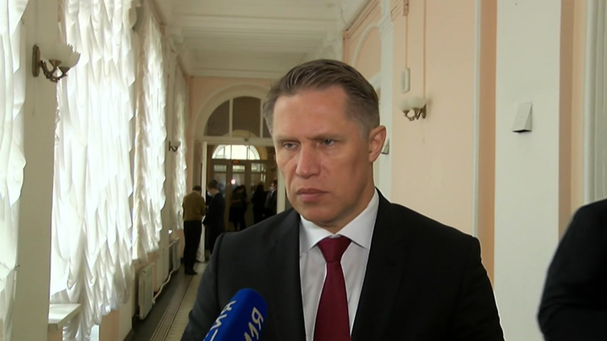 Мурашко: продолжительность жизни россиян снизилась из-за пандемии коронавируса