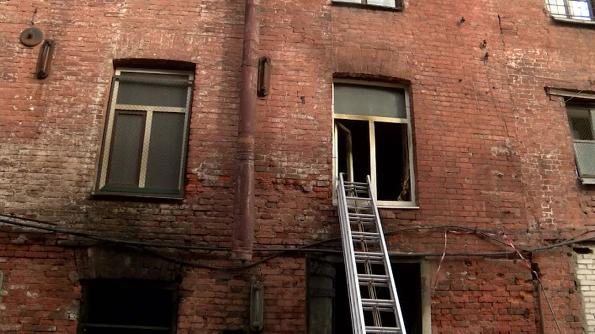 Двое пострадавших при пожаре в Петербурге находятся в тяжёлом состоянии