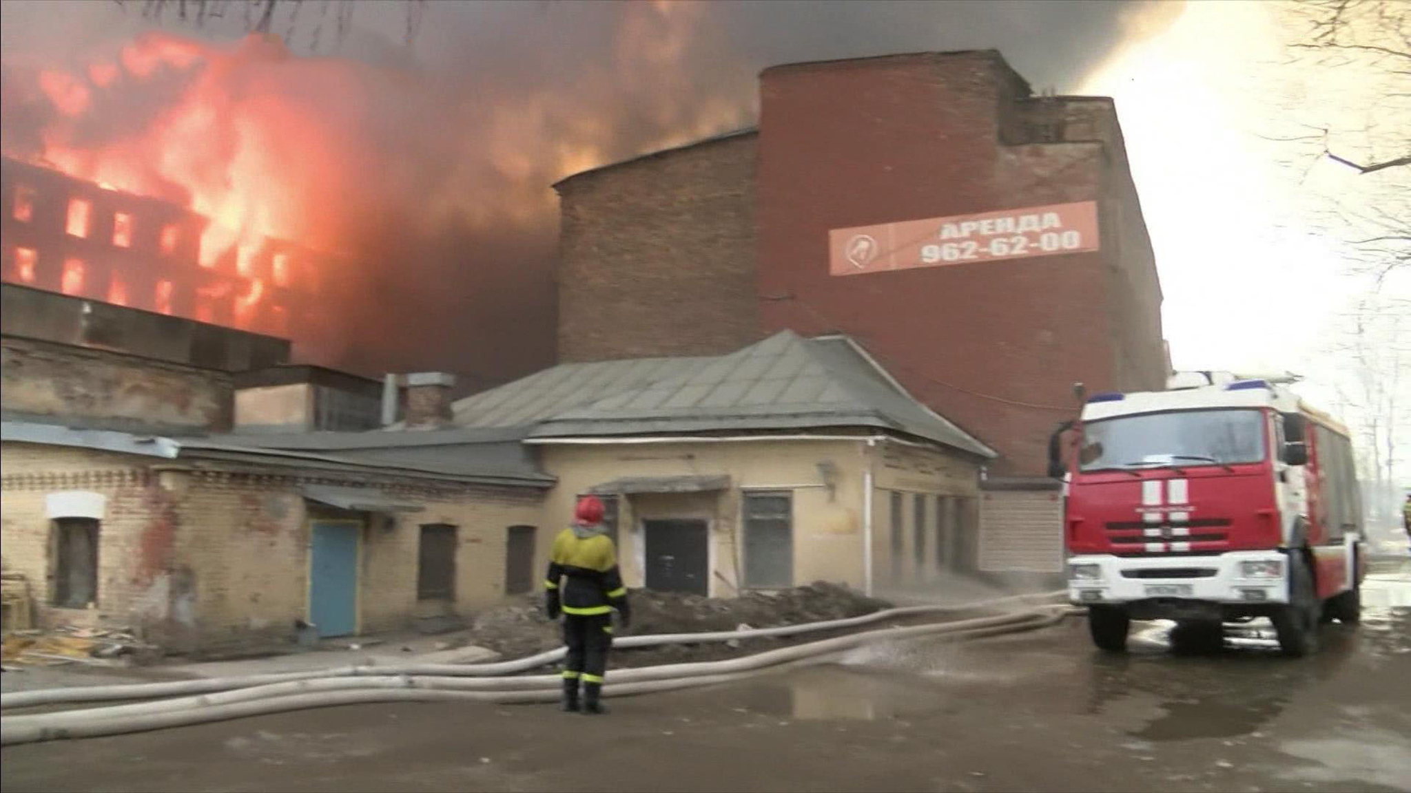 Продолжается тушение "Невской мануфактуры" в Санкт-Петербурге