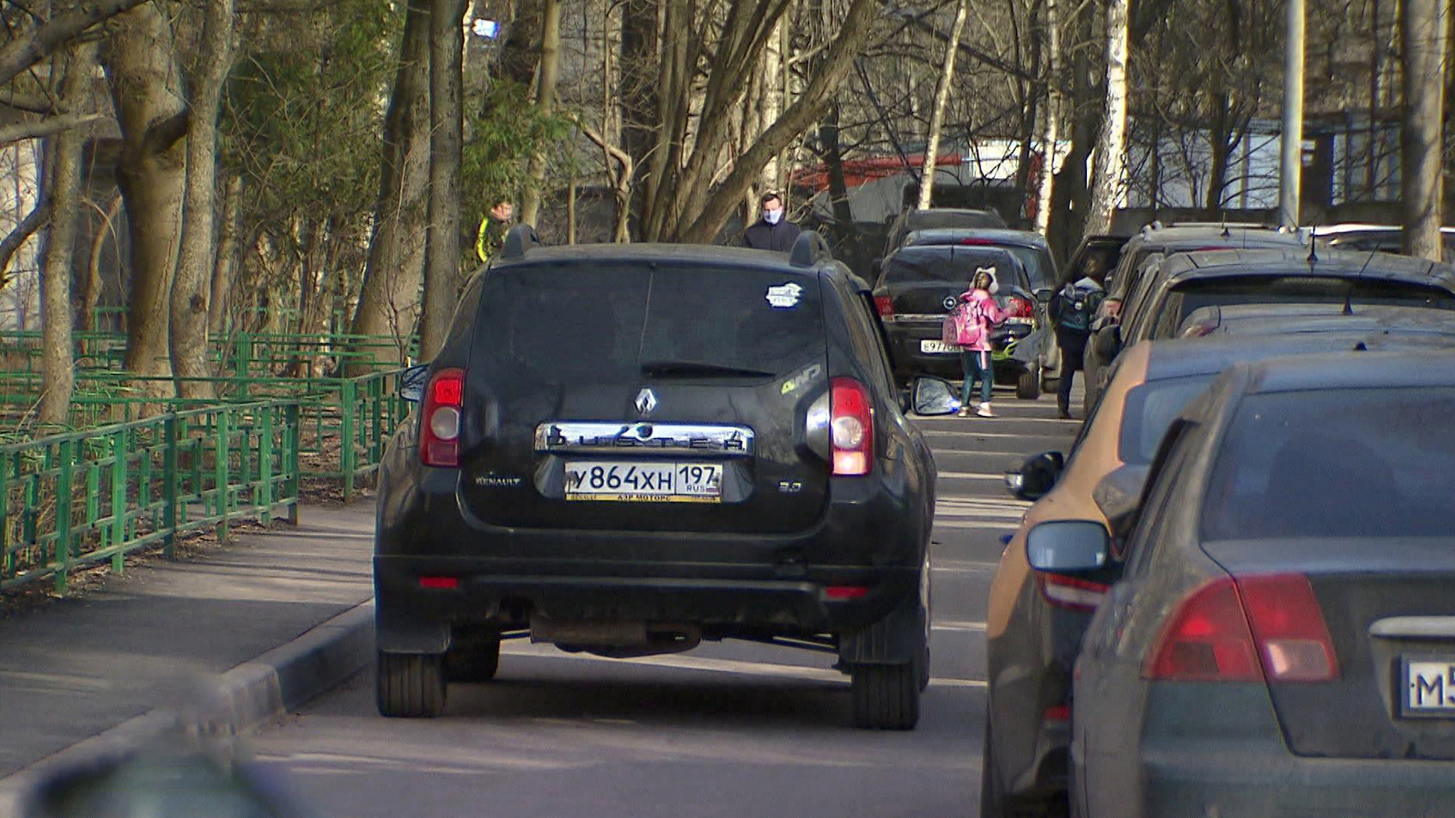 Страсти по шлагбауму: в Москве борются с непрошенными автомобилями во дворе