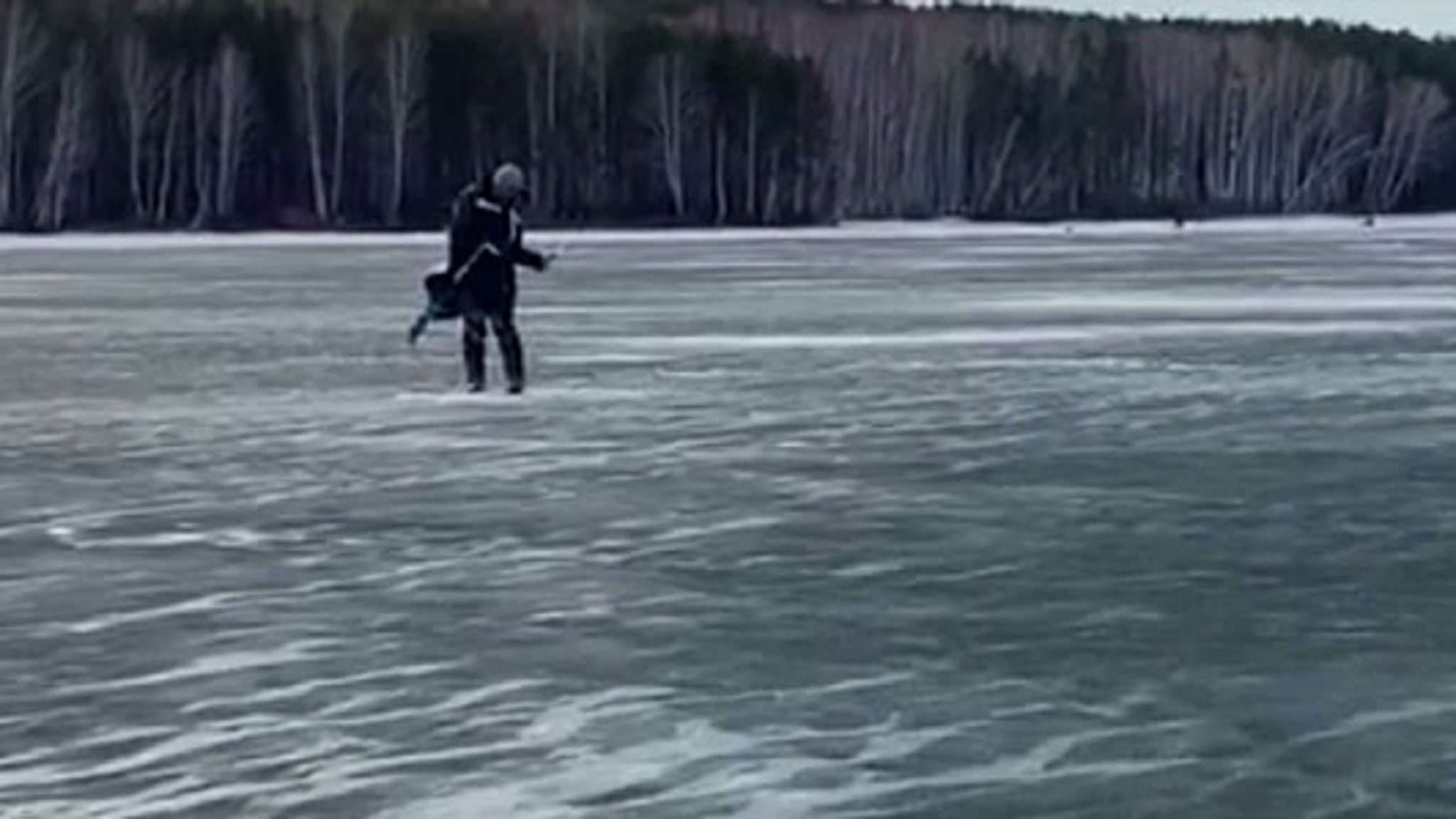 На Белоярском водохранилище спасены провалившиеся под лед рыбаки