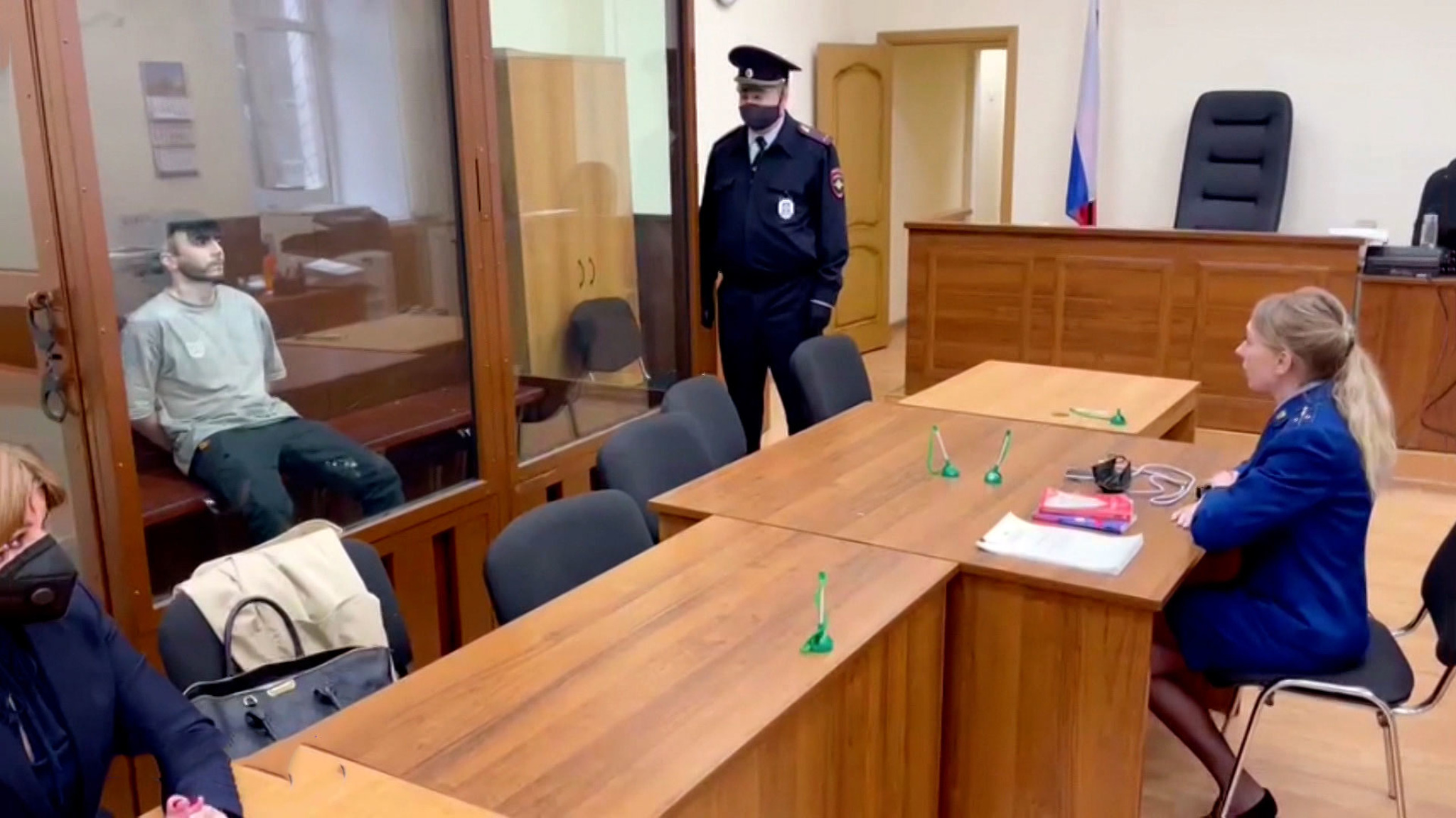 Задержанных за перекрытие дороги рэперов отпустили под обязательство о явке