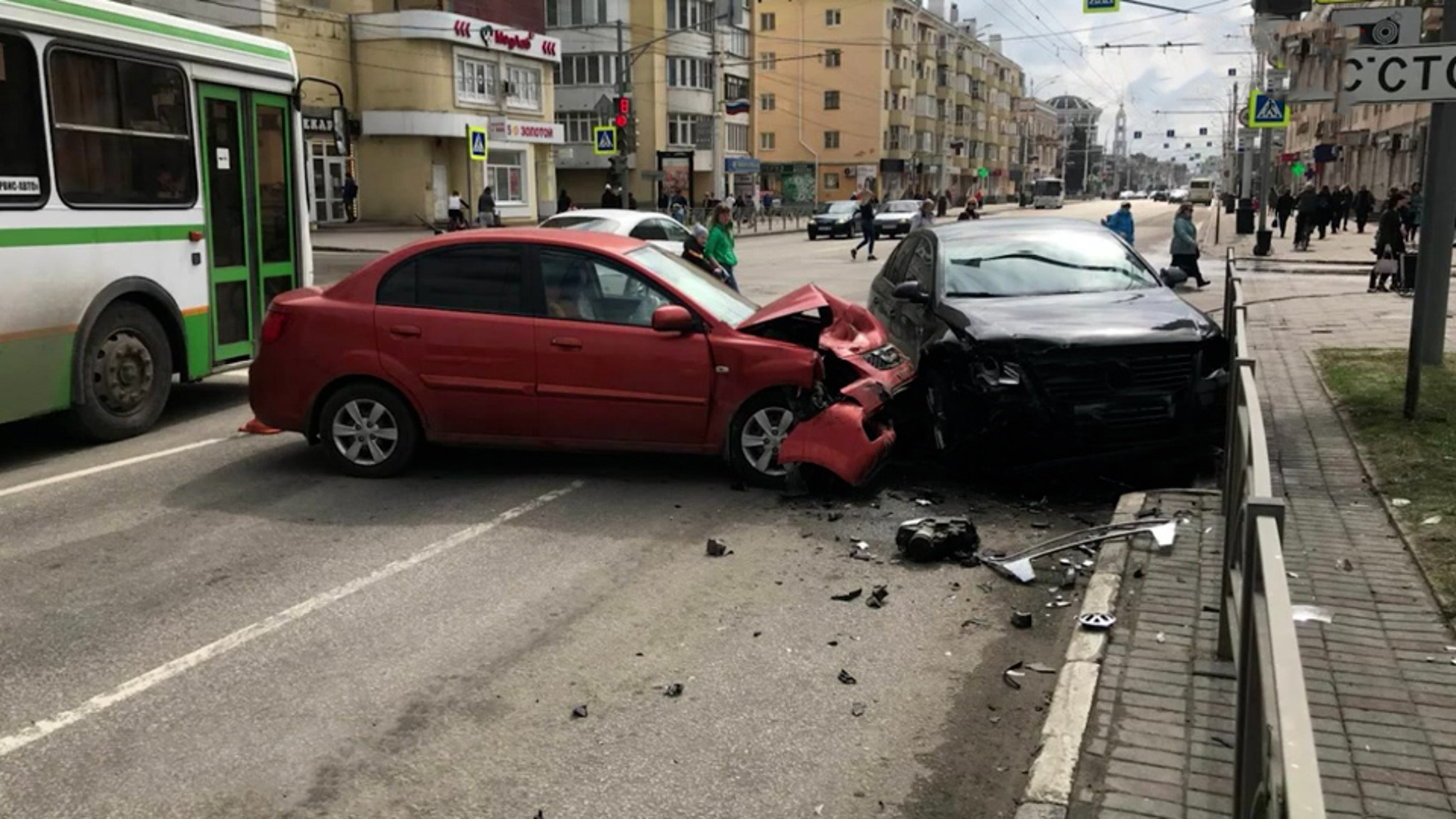 В Тамбове двое детей пострадали в лобовом столкновении автомобилей
