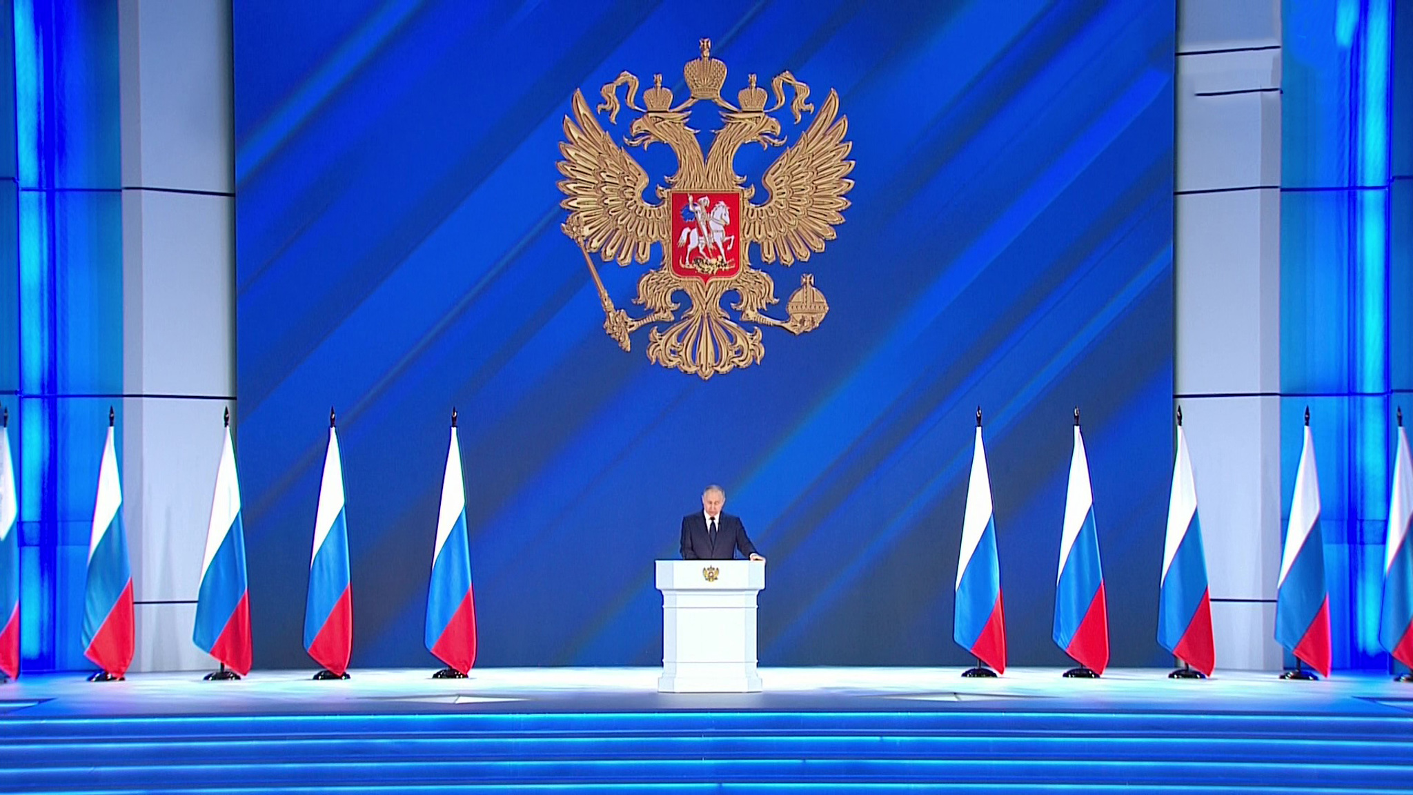 Путин призвал подготовить программу для снижения уровня бедности семей с детьми