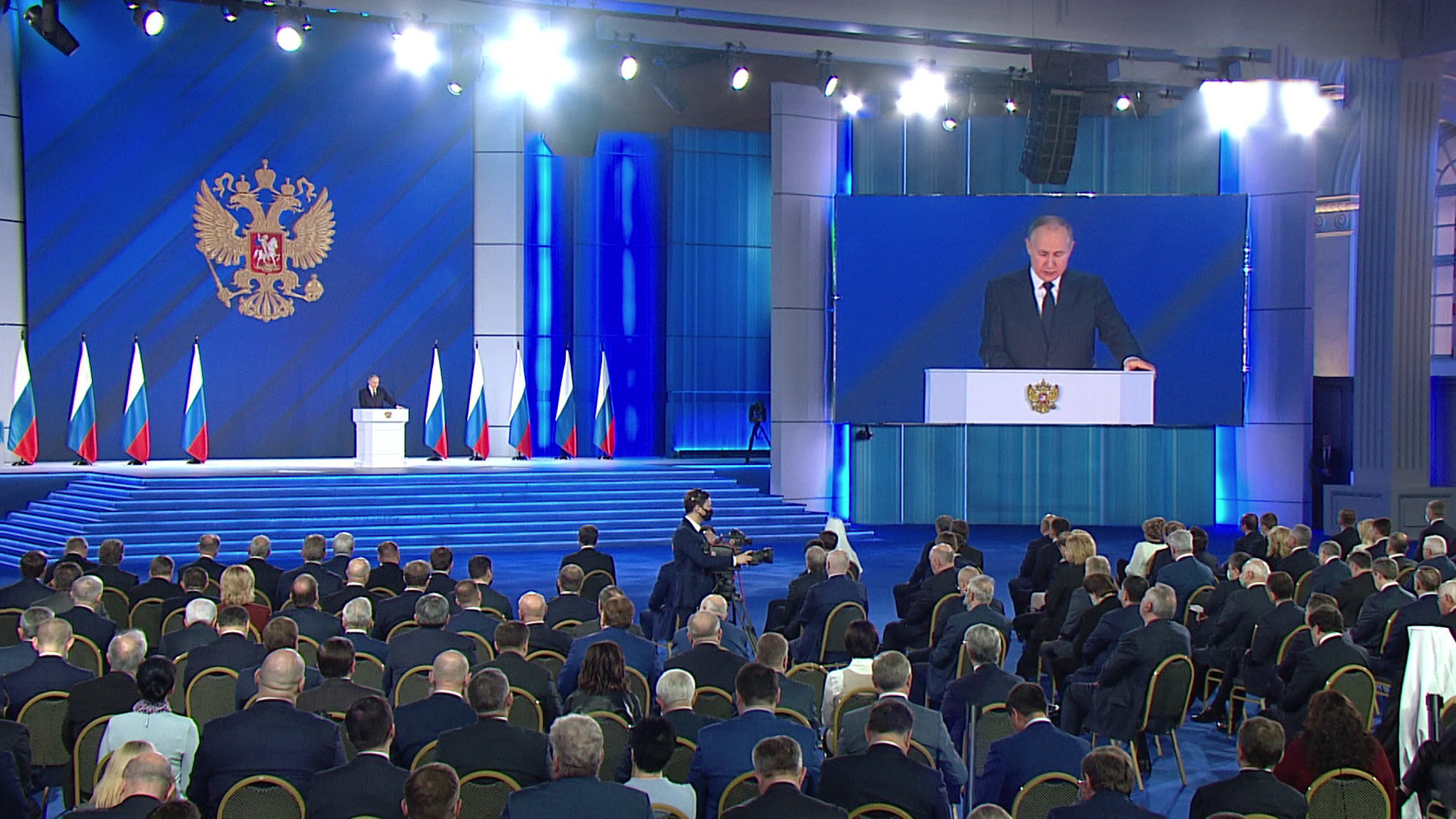 Путин: "ДОМ.РФ" начнет выдавать застройщикам займы под 3-4% годовых